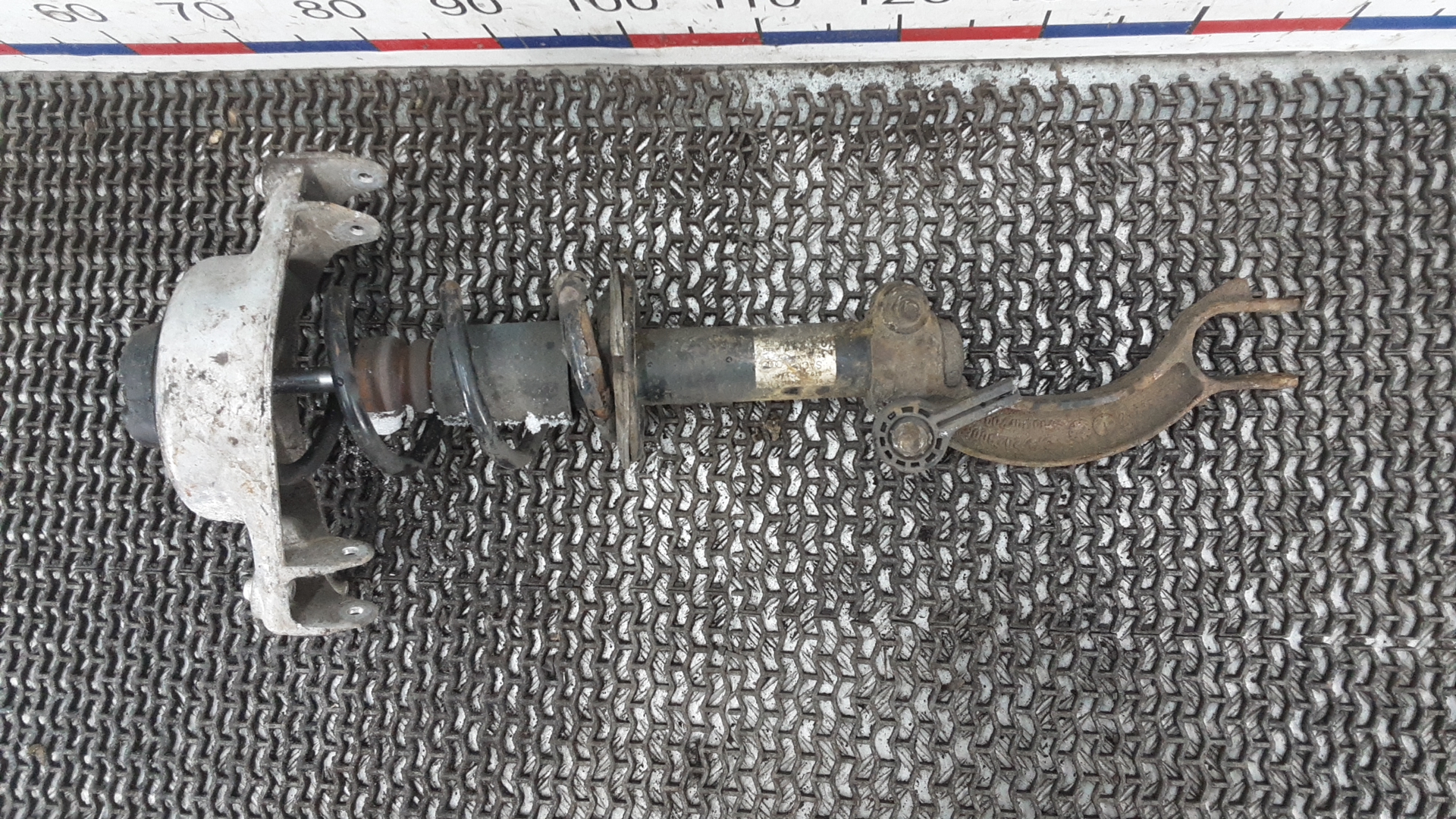 Амортизатор передний левый