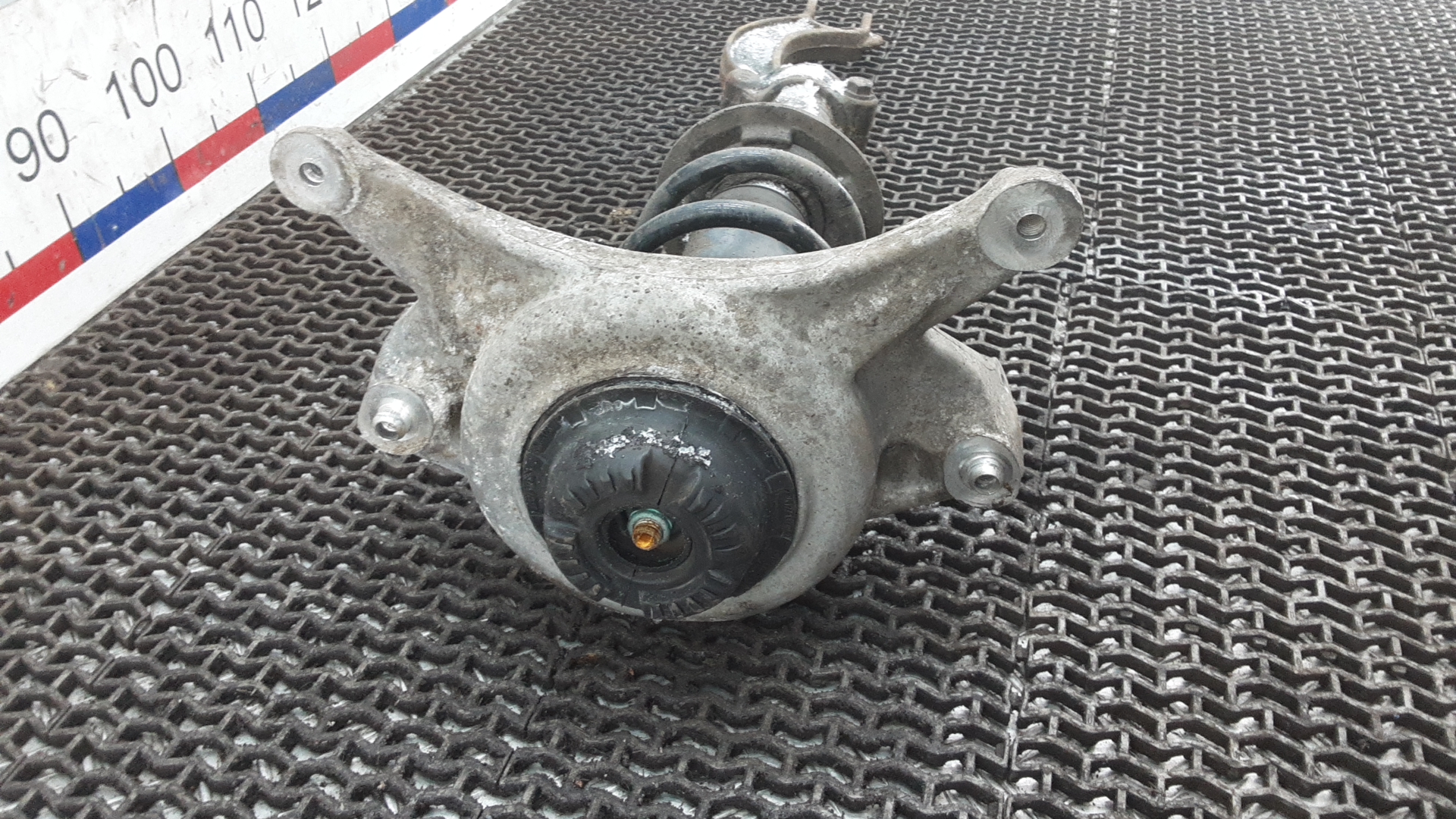 Амортизатор передний левый