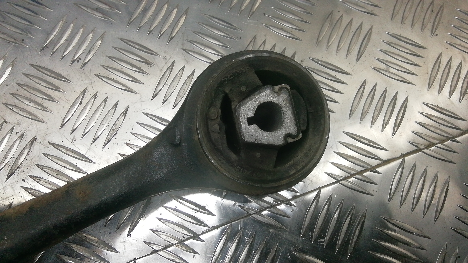 Рычаг передний нижний левый