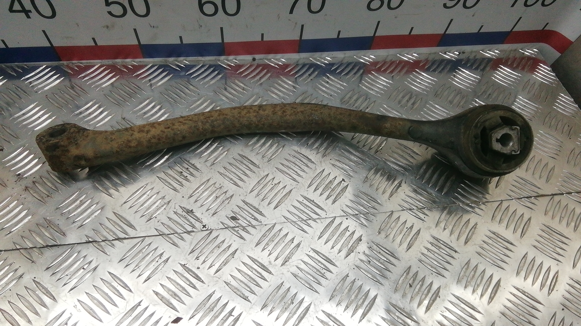 Рычаг передний нижний левый