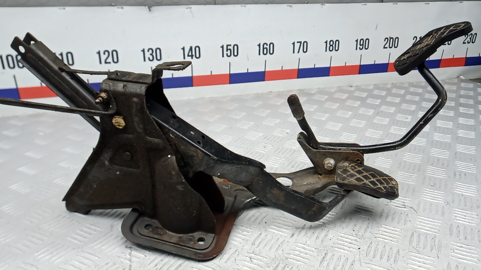 Кронштейн крепления педали