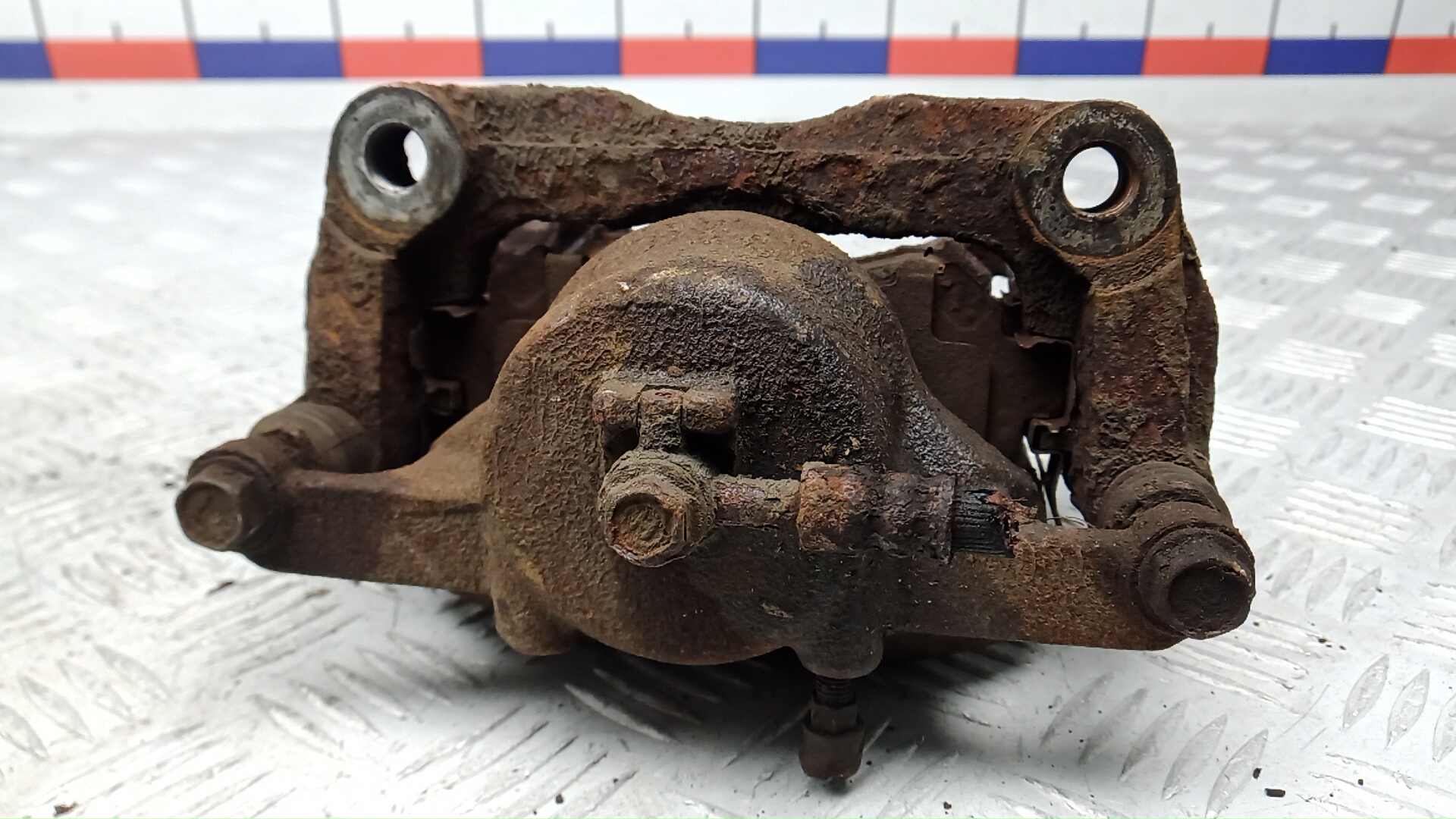 Суппорт передний левый