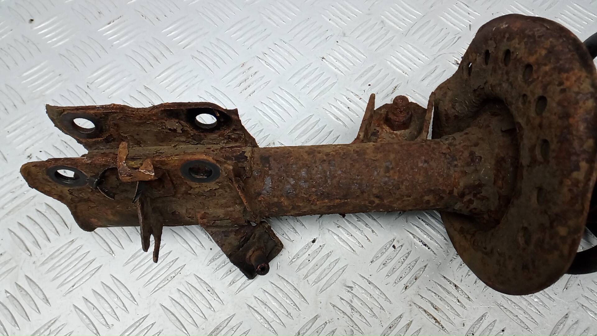 Амортизатор передний правый