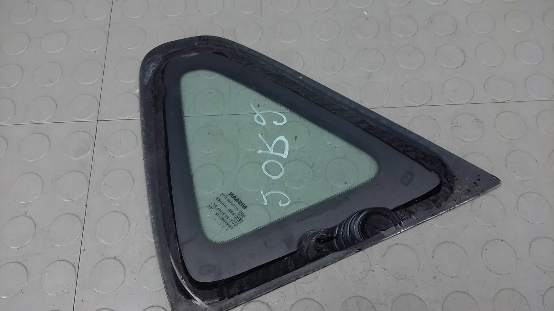 Стекло кузовное глухое левое