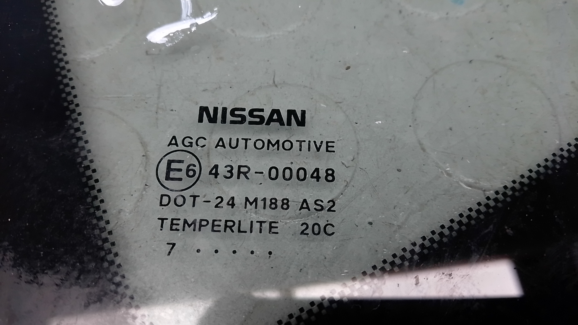 Стекло кузовное глухое левое