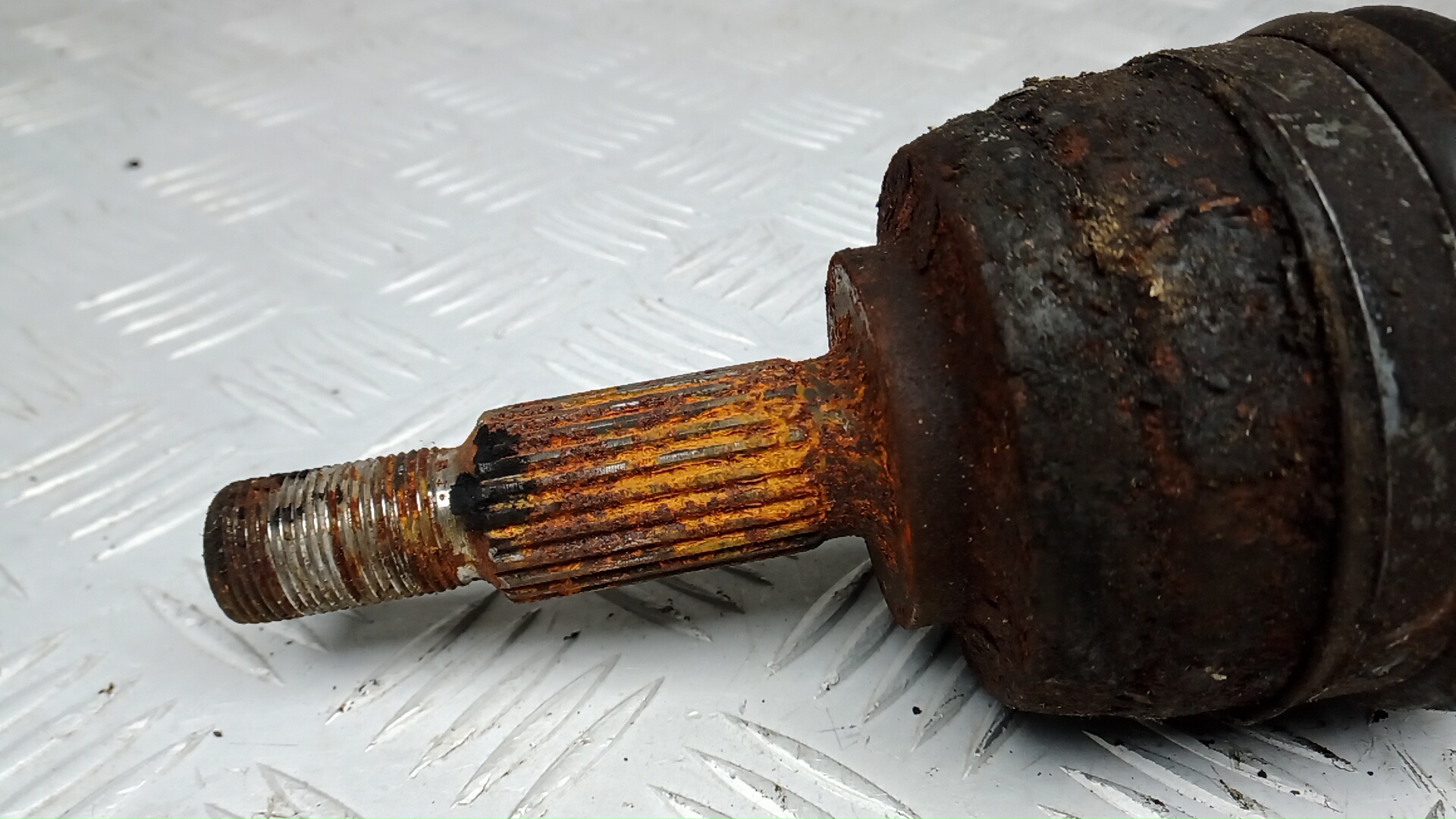 Полуось передняя левая