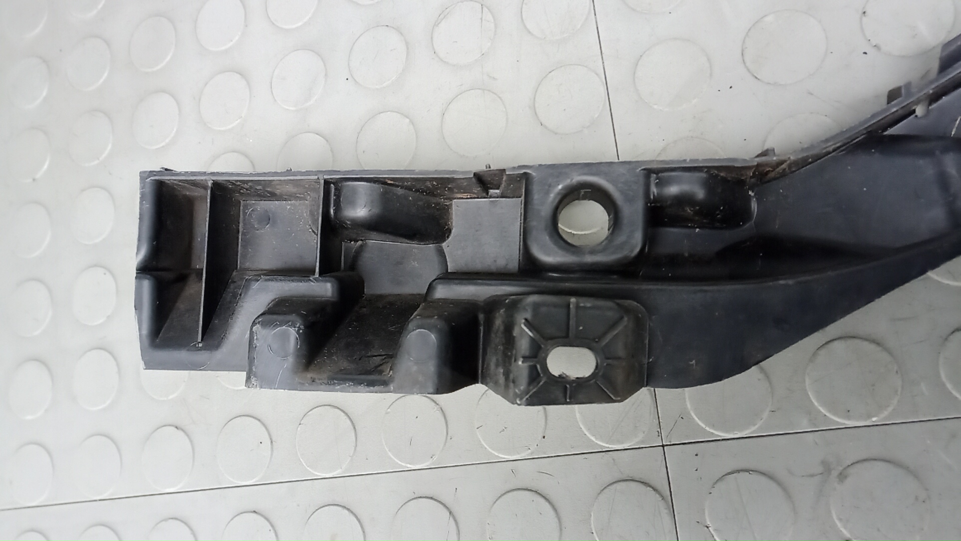 Кронштейн фар правый