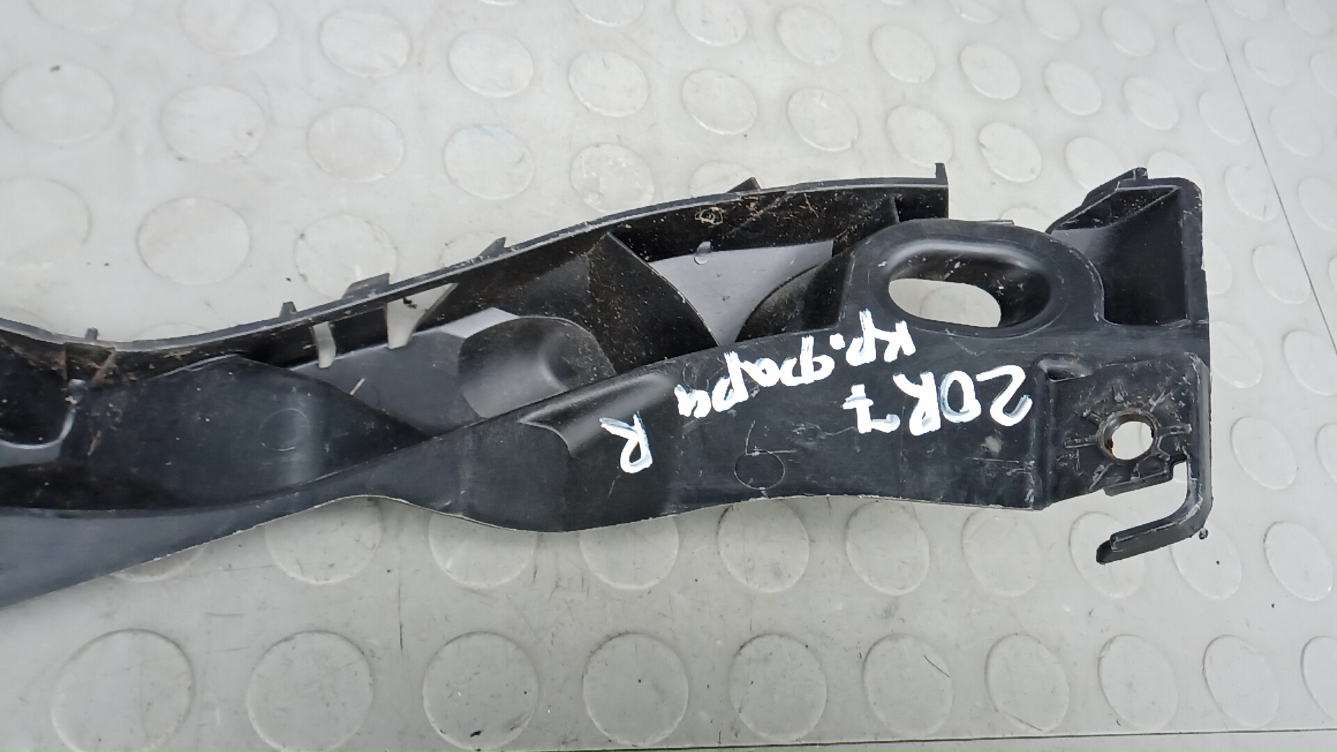 Кронштейн фар правый