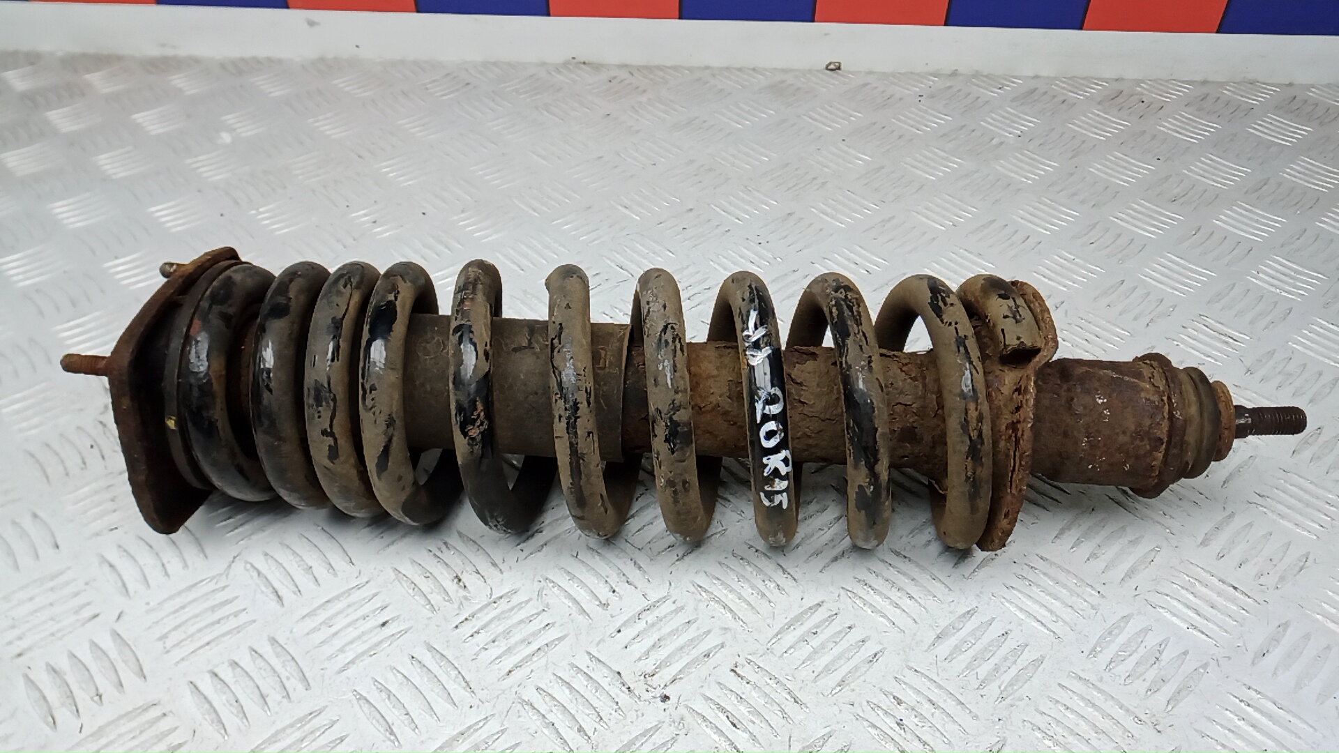 Амортизатор передний правый