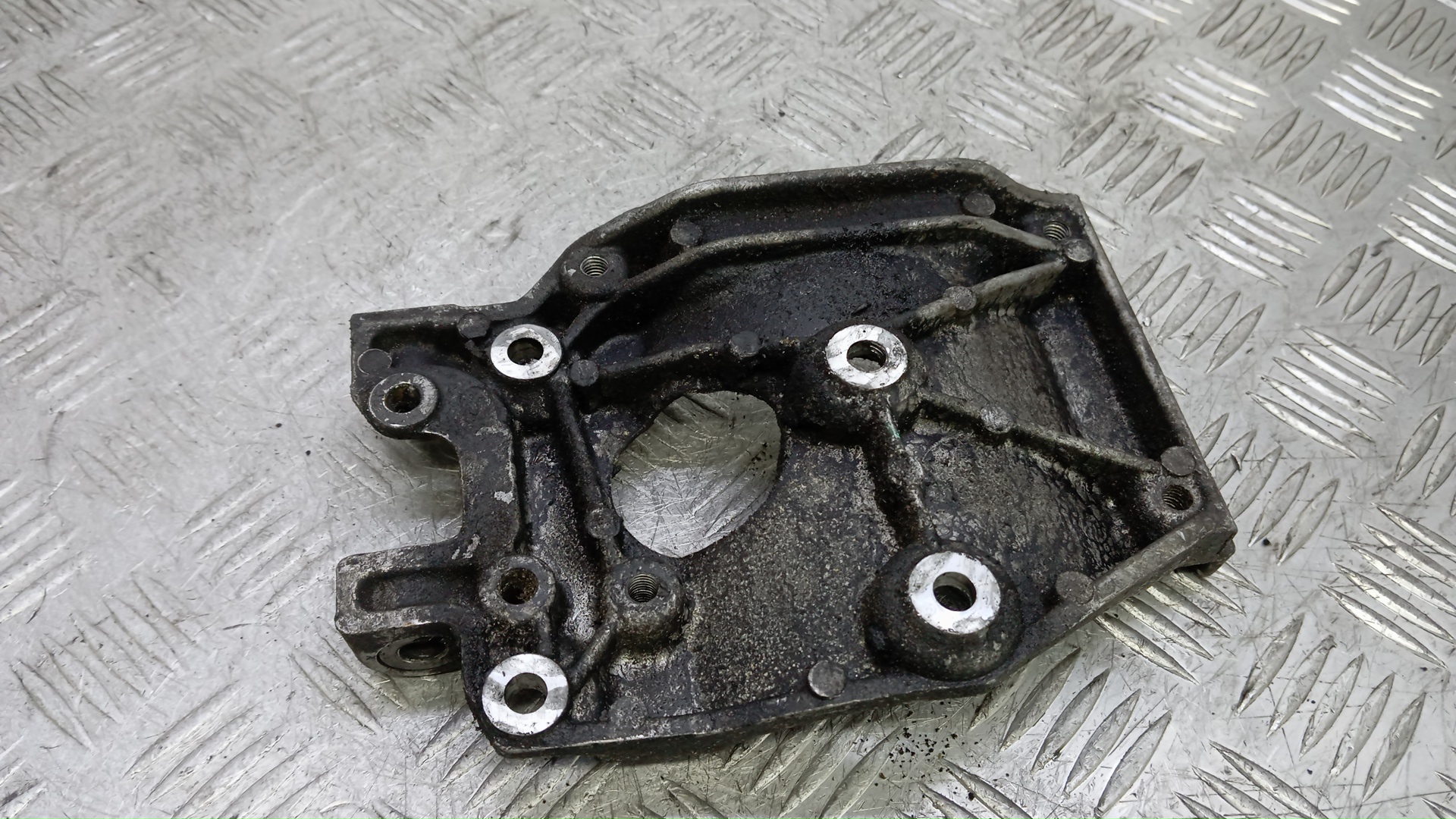 Кронштейн двигателя