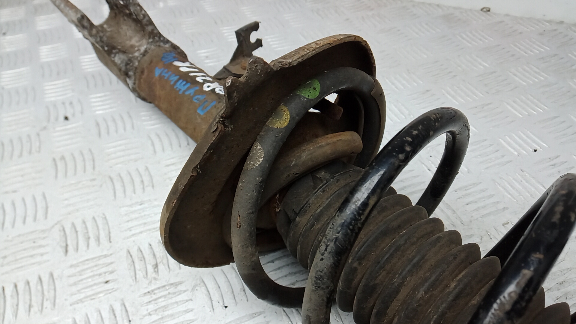 Амортизатор передний правый