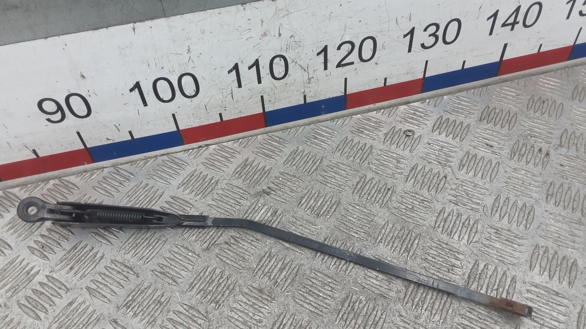 Поводок стеклоочистителя переднего