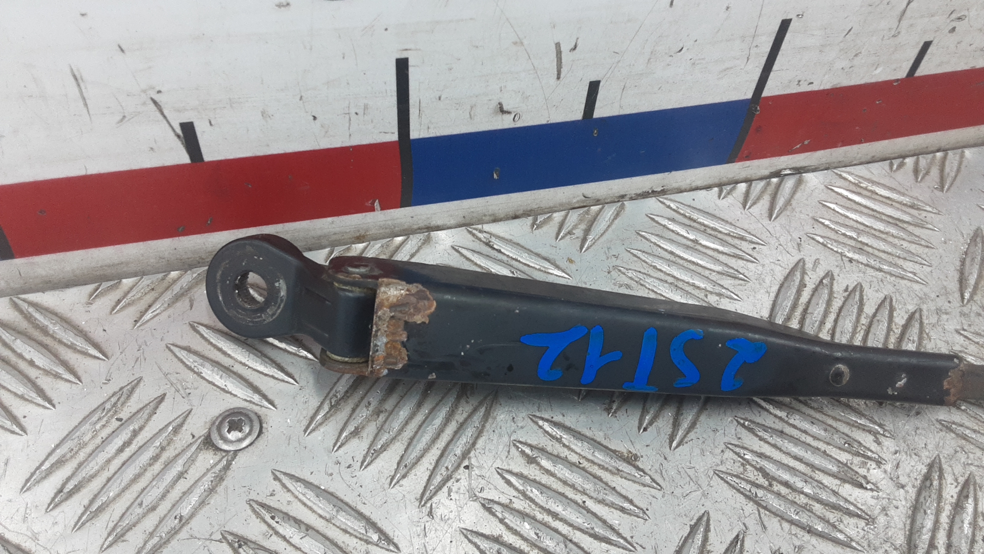 Поводок стеклоочистителя переднего