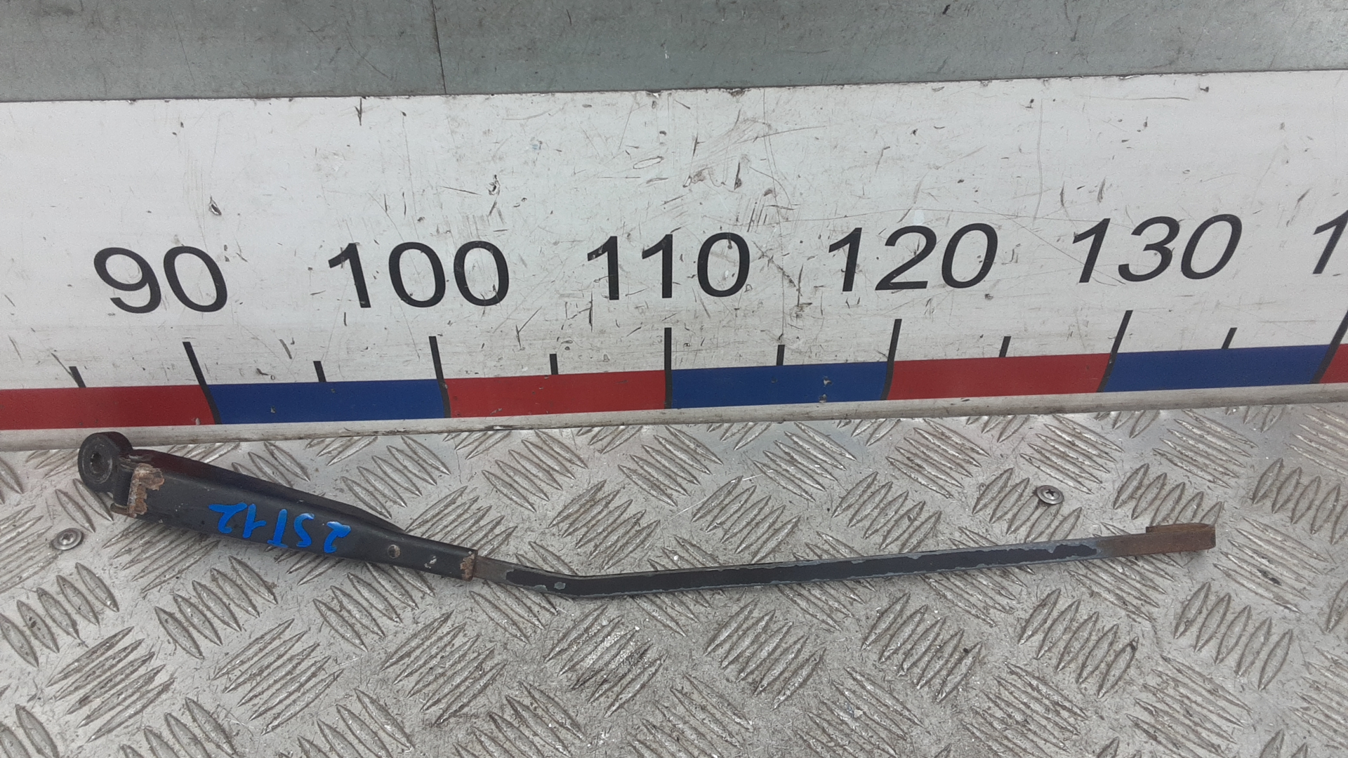 Поводок стеклоочистителя переднего