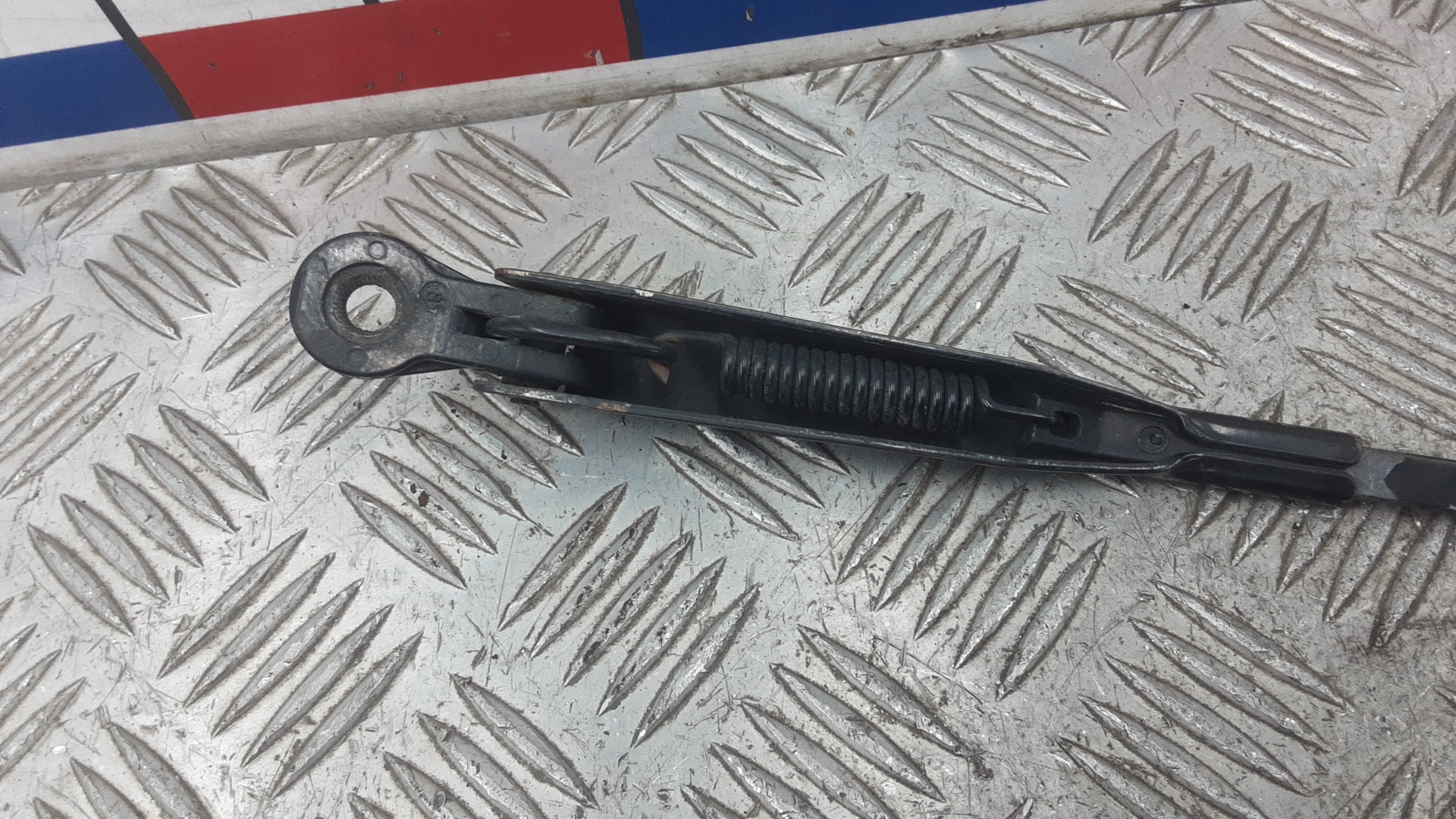 Поводок стеклоочистителя переднего