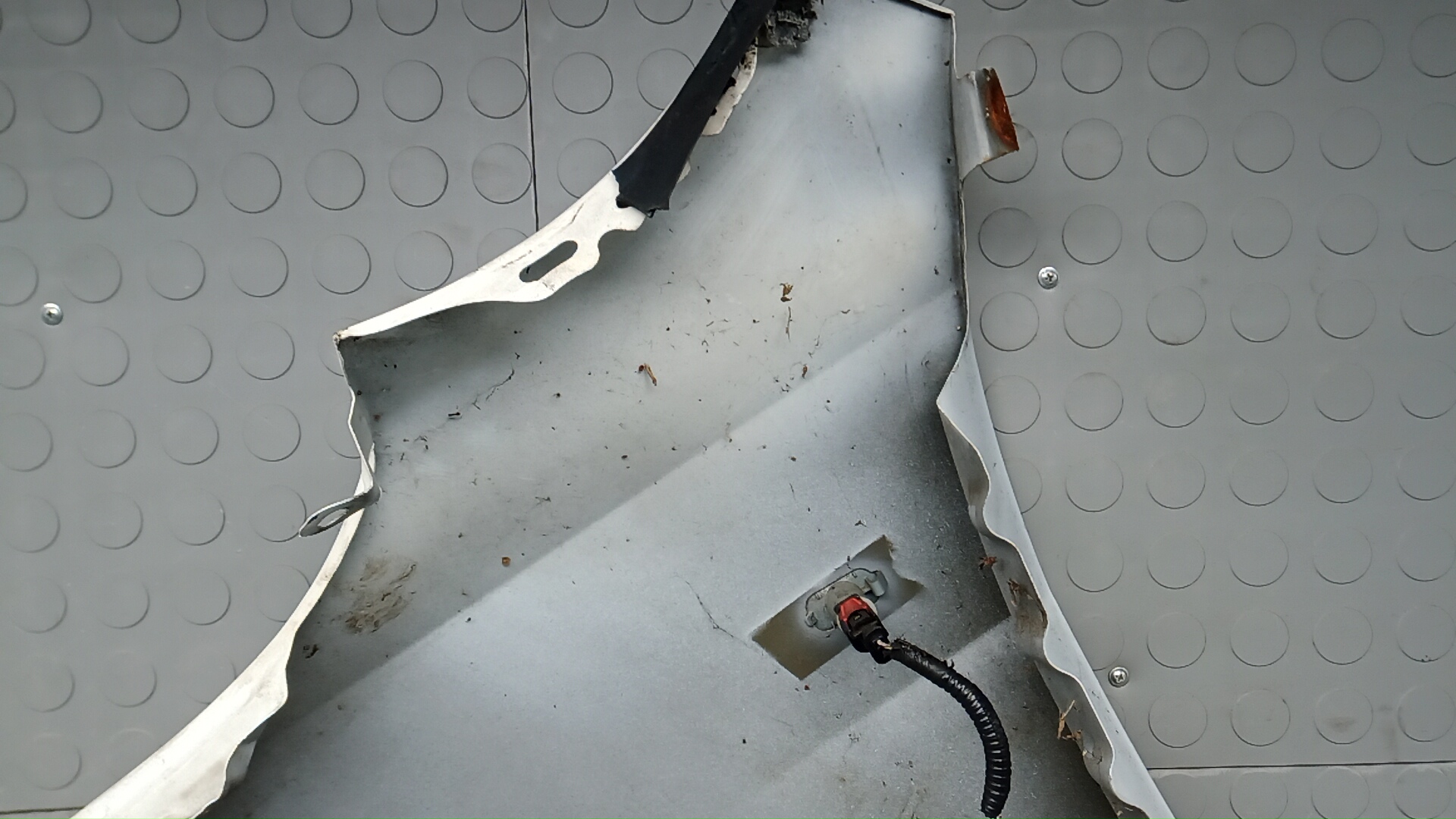 Крыло переднее правое