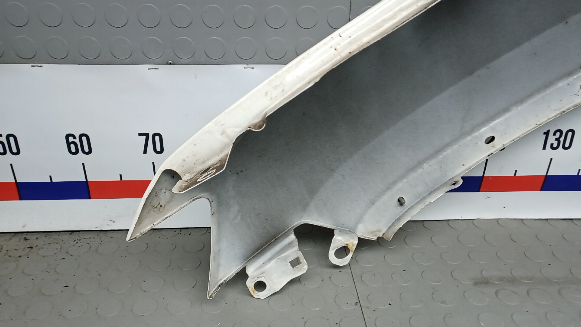 Крыло переднее правое