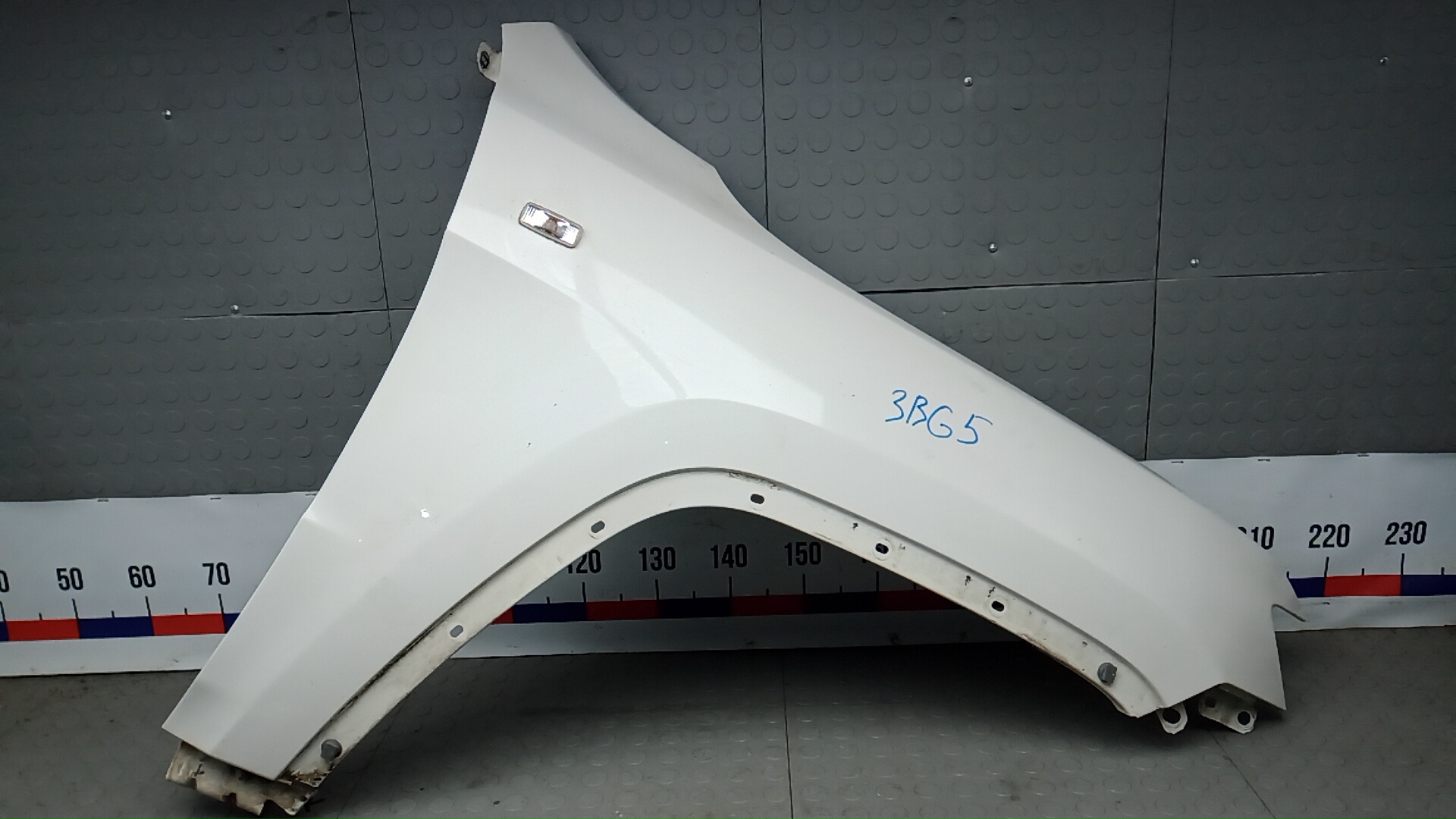 Крыло переднее правое