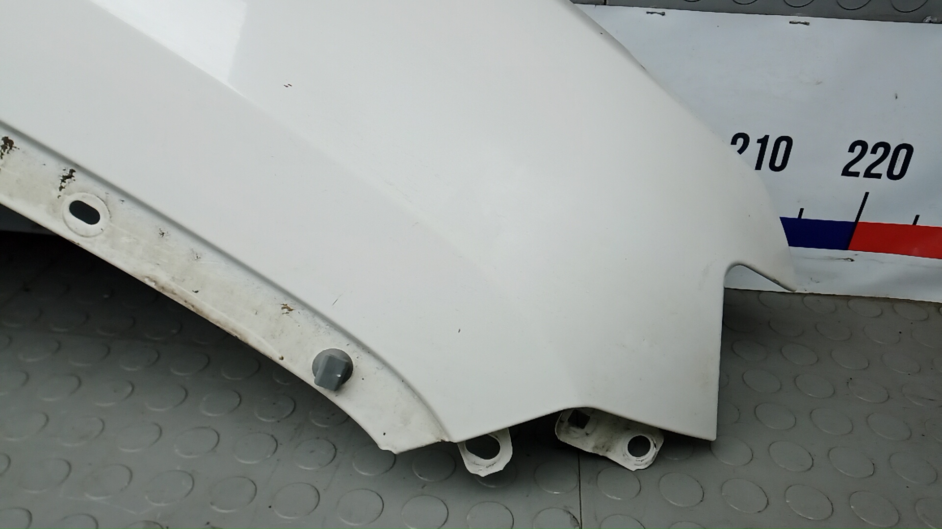 Крыло переднее правое