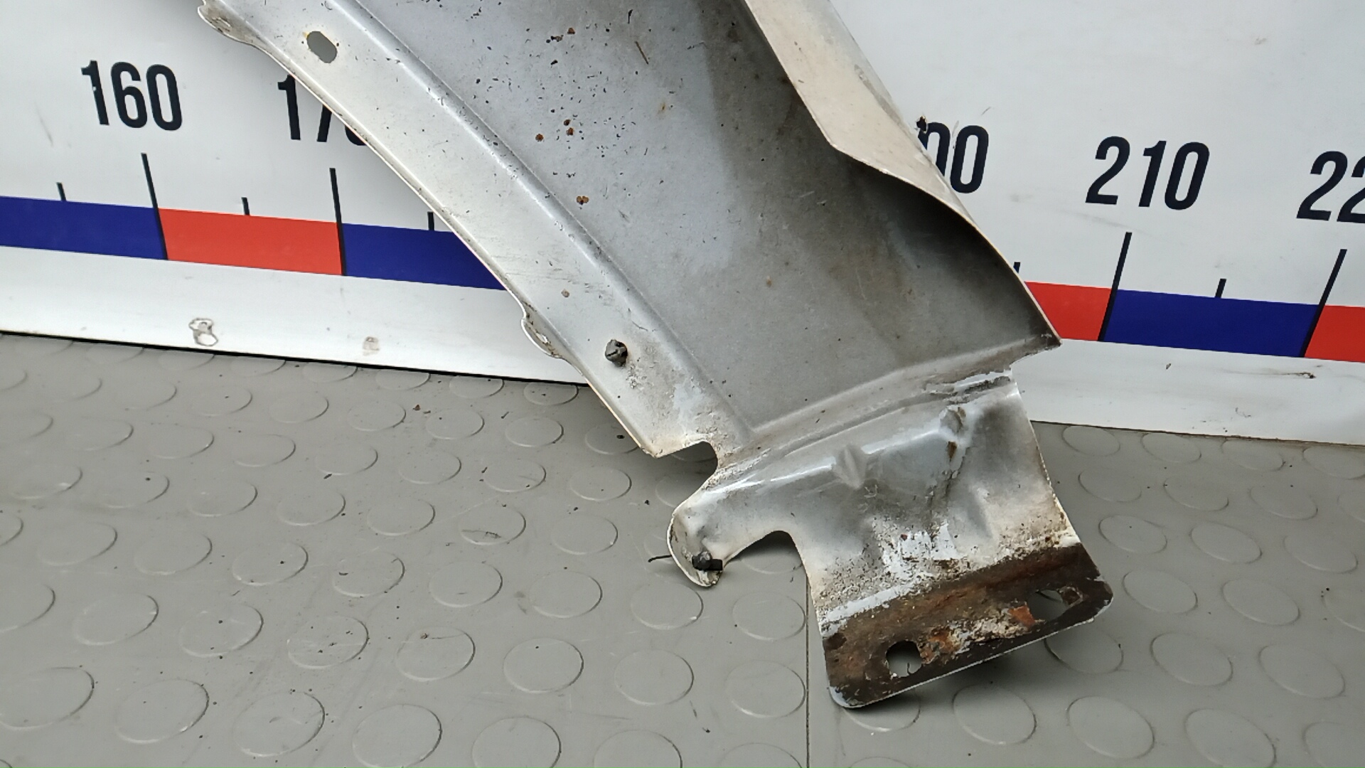 Крыло переднее правое