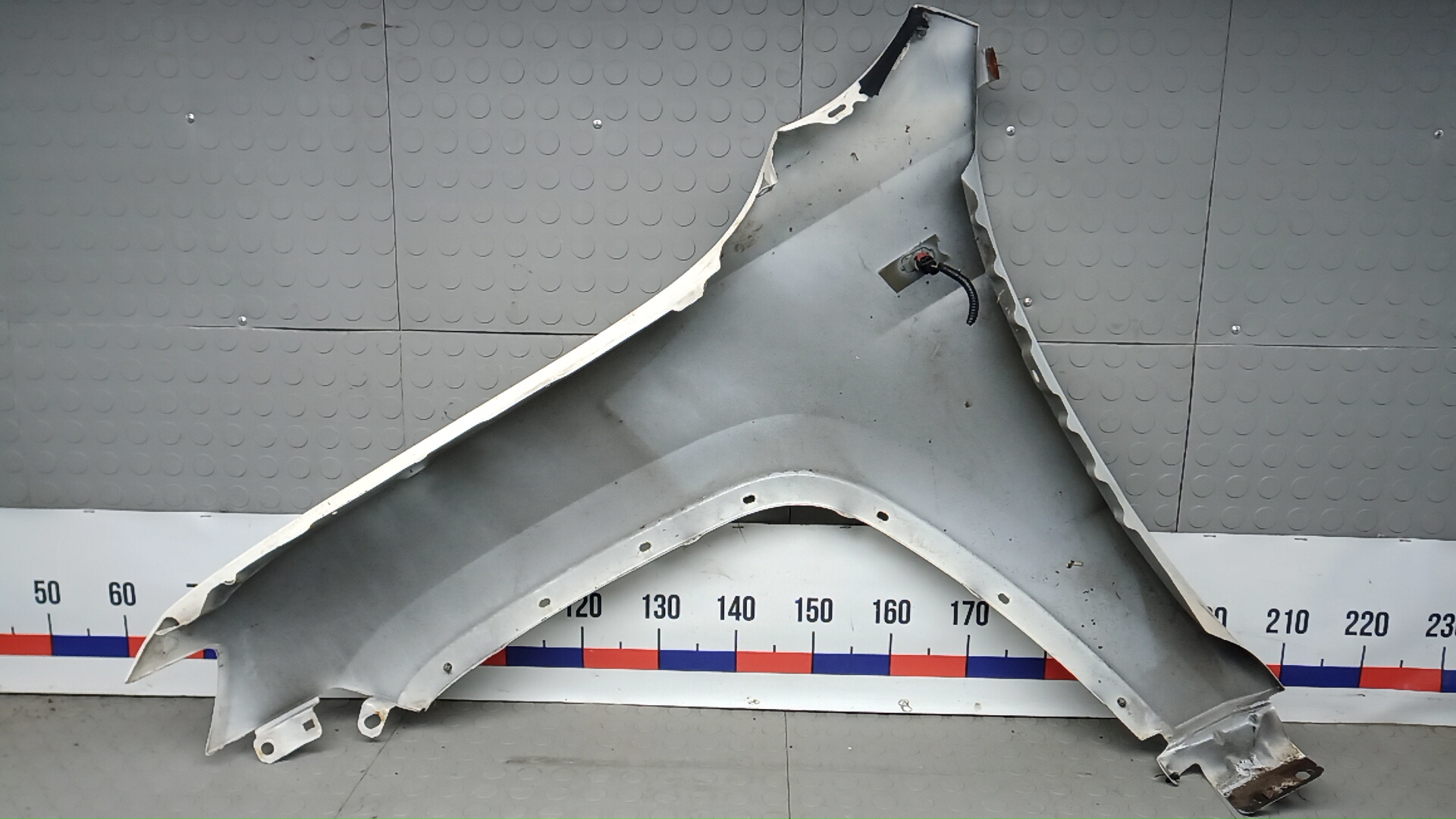 Крыло переднее правое