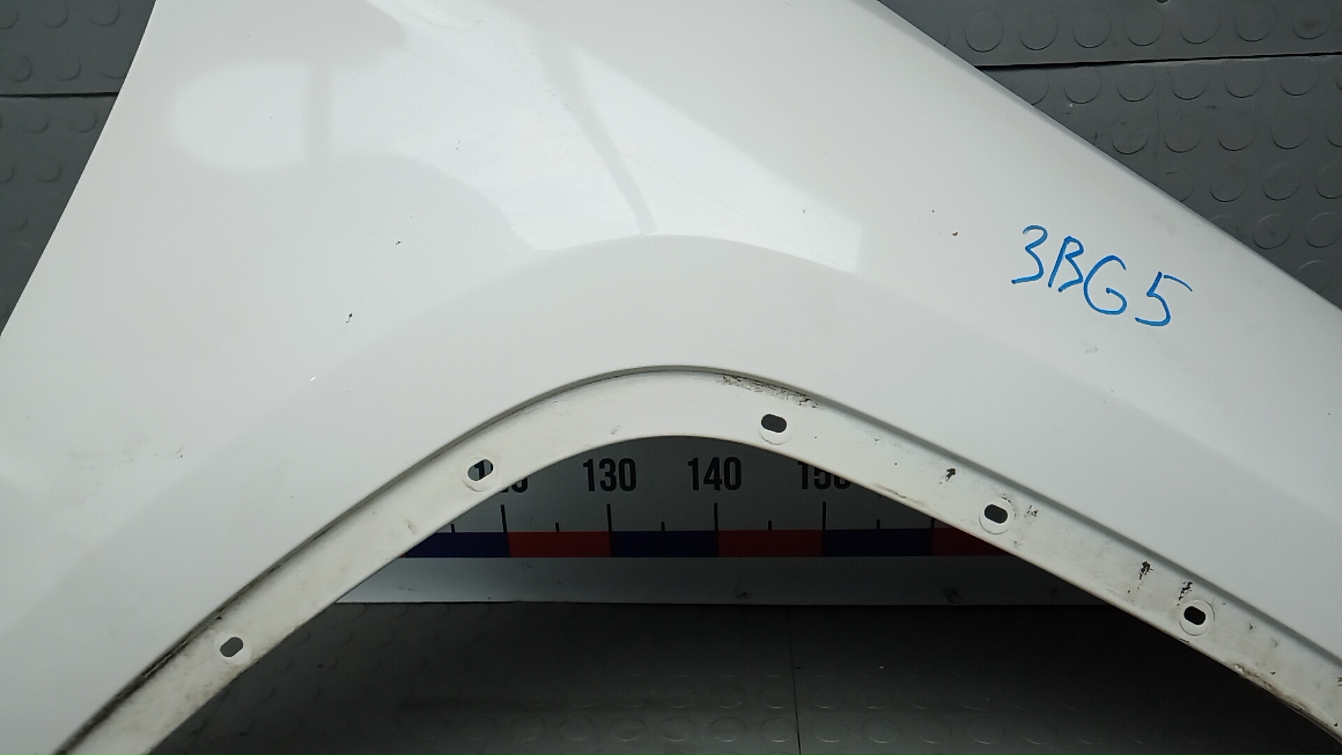 Крыло переднее правое