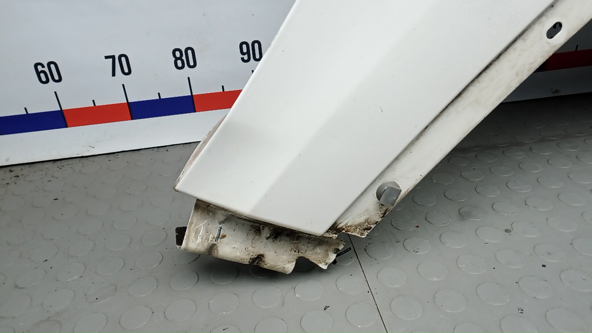 Крыло переднее правое