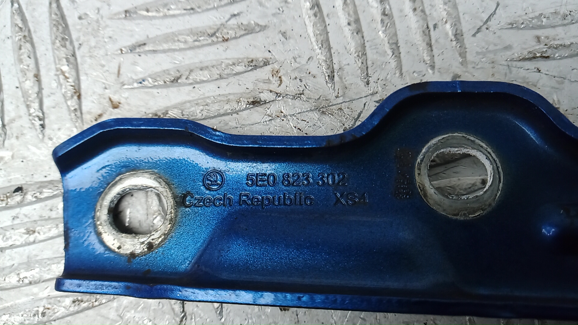 Петля капота