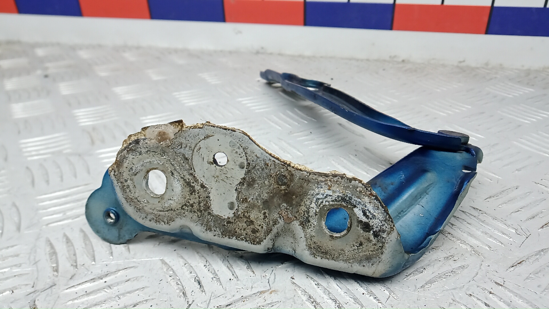 Петля капота