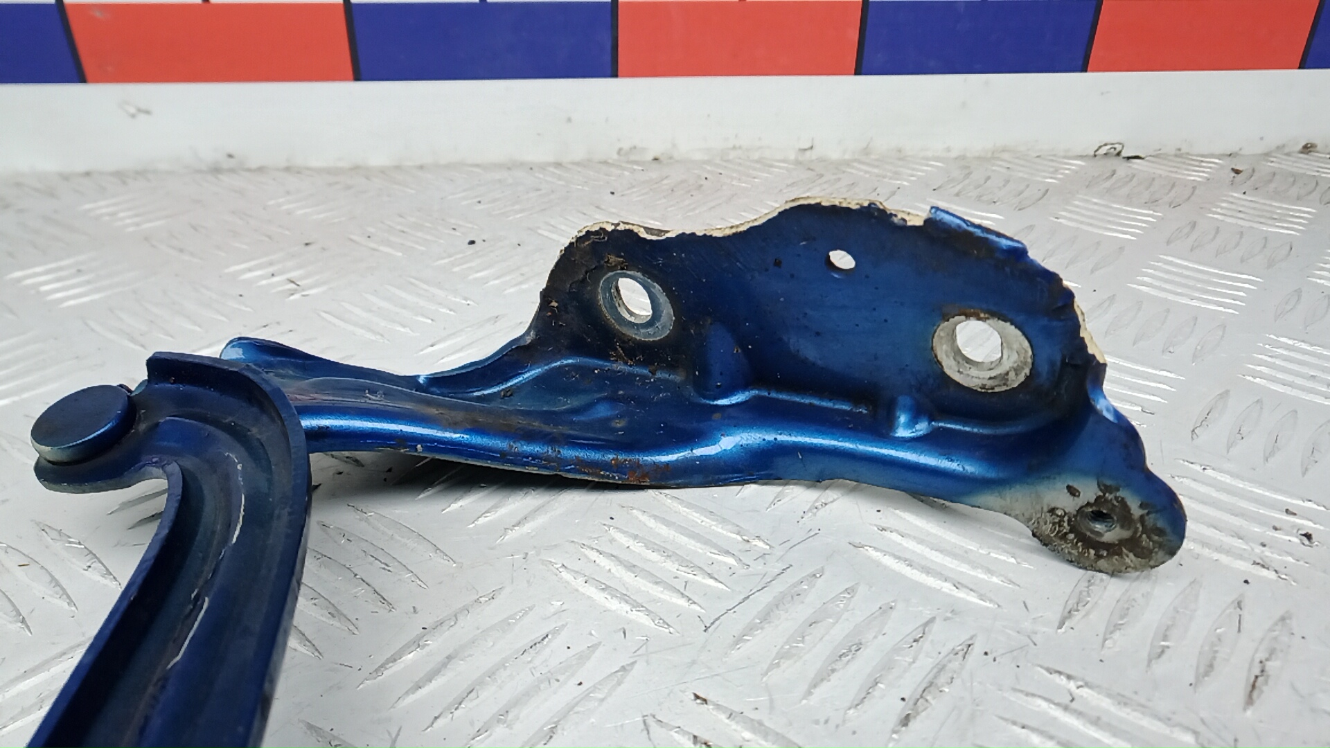 Петля капота