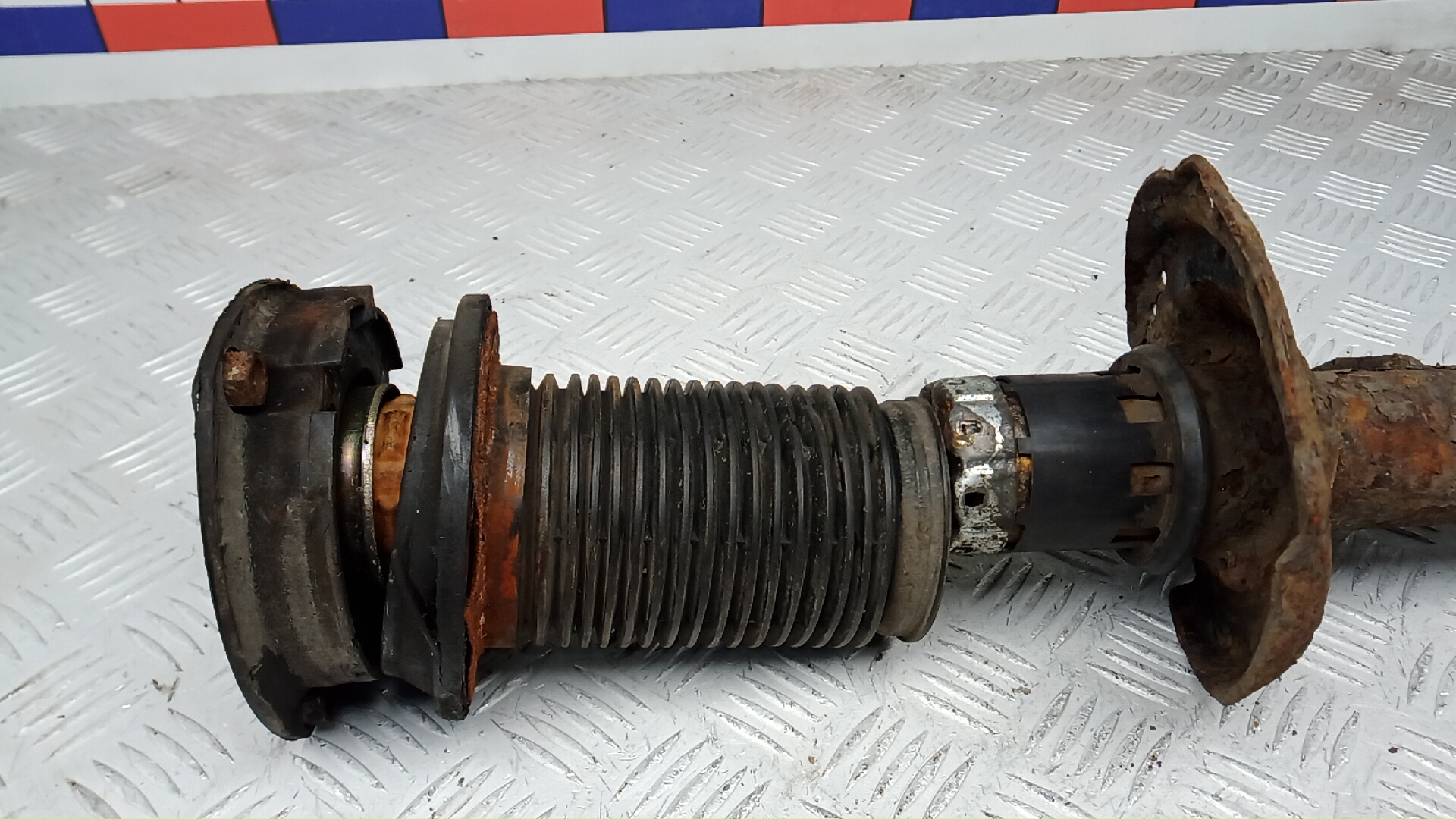 Амортизатор передний левый