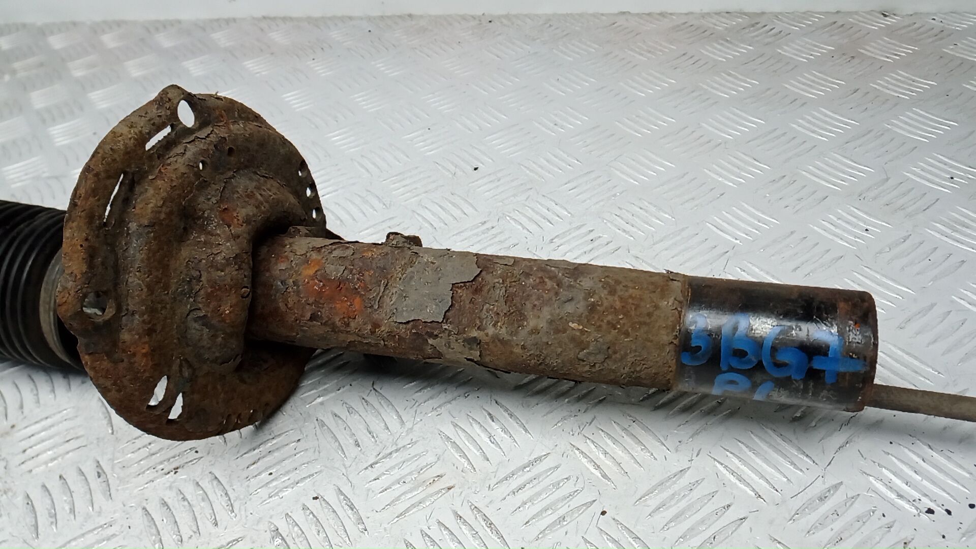 Амортизатор передний левый