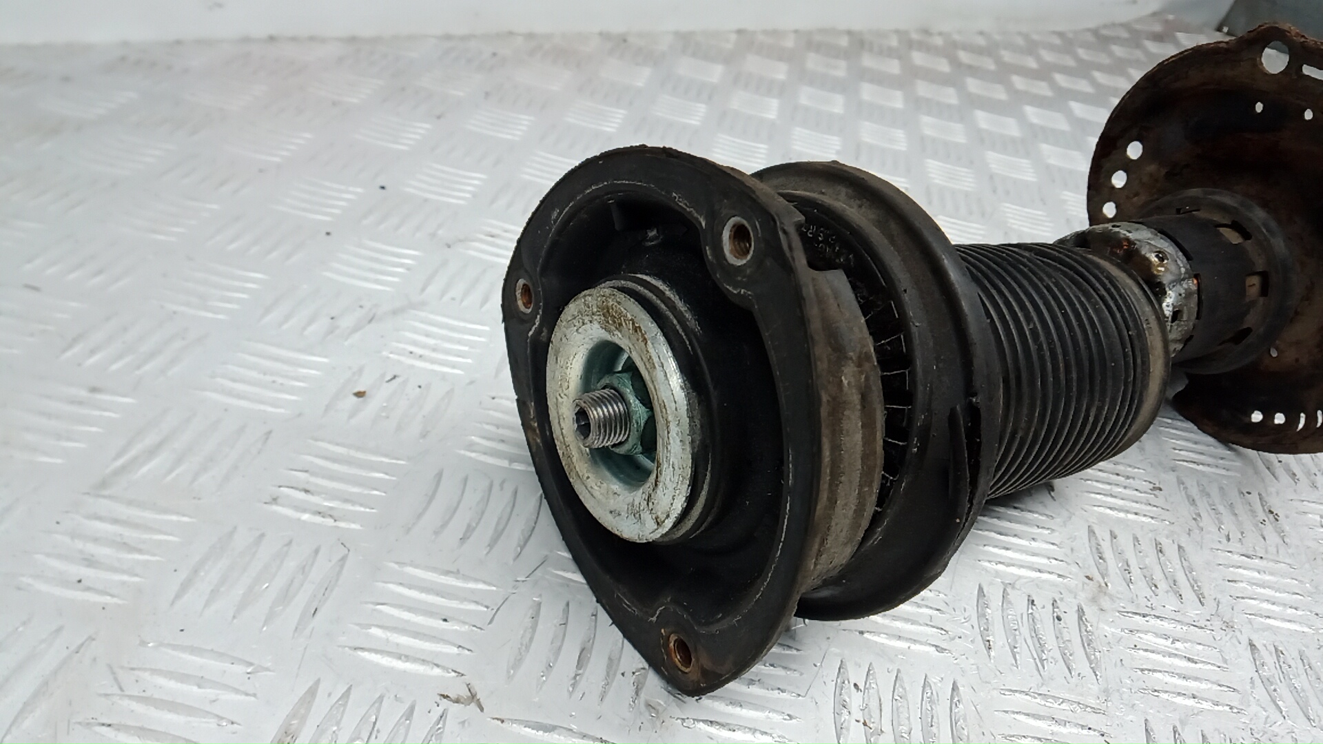 Амортизатор передний левый