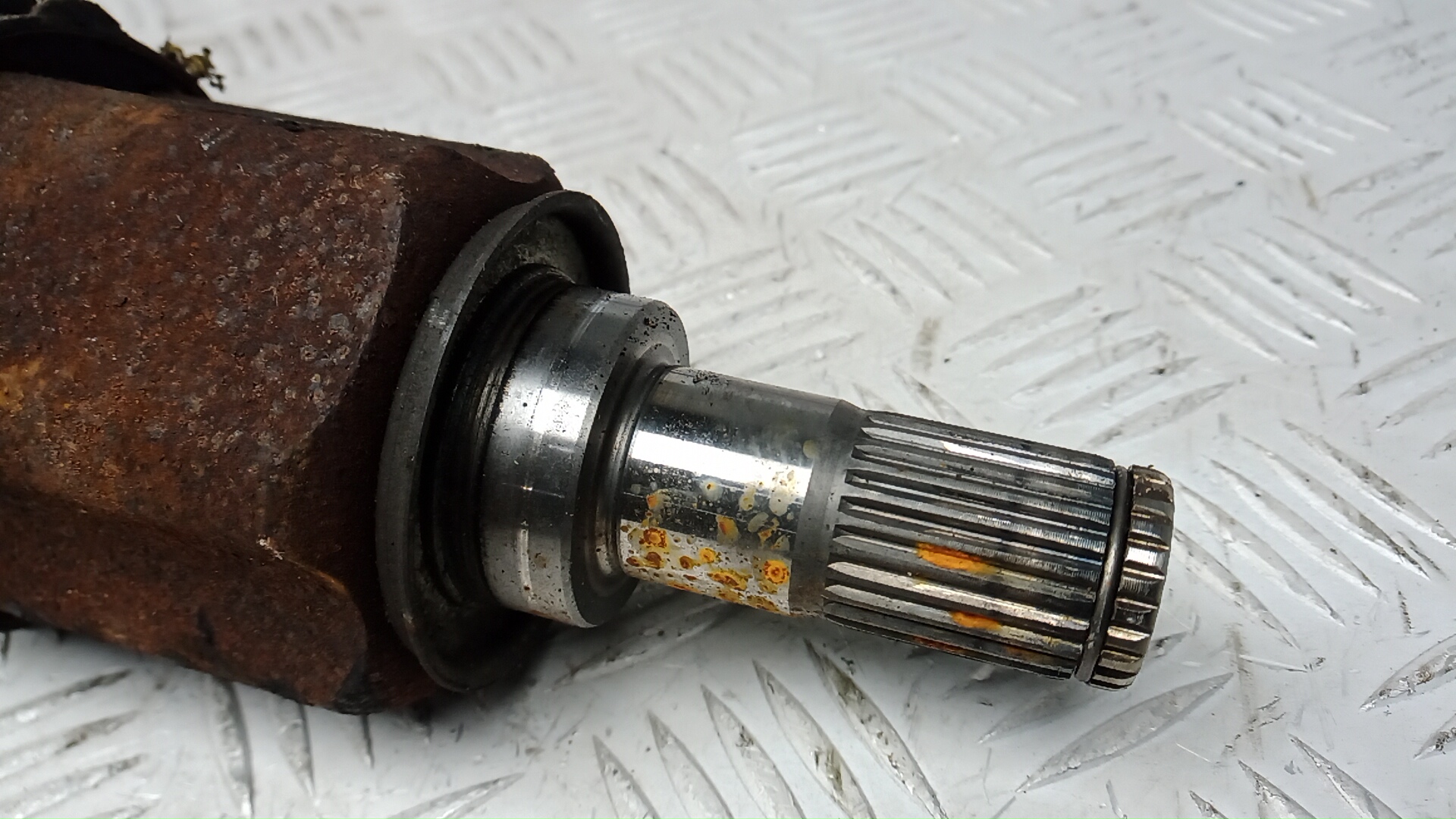 Полуось передняя левая