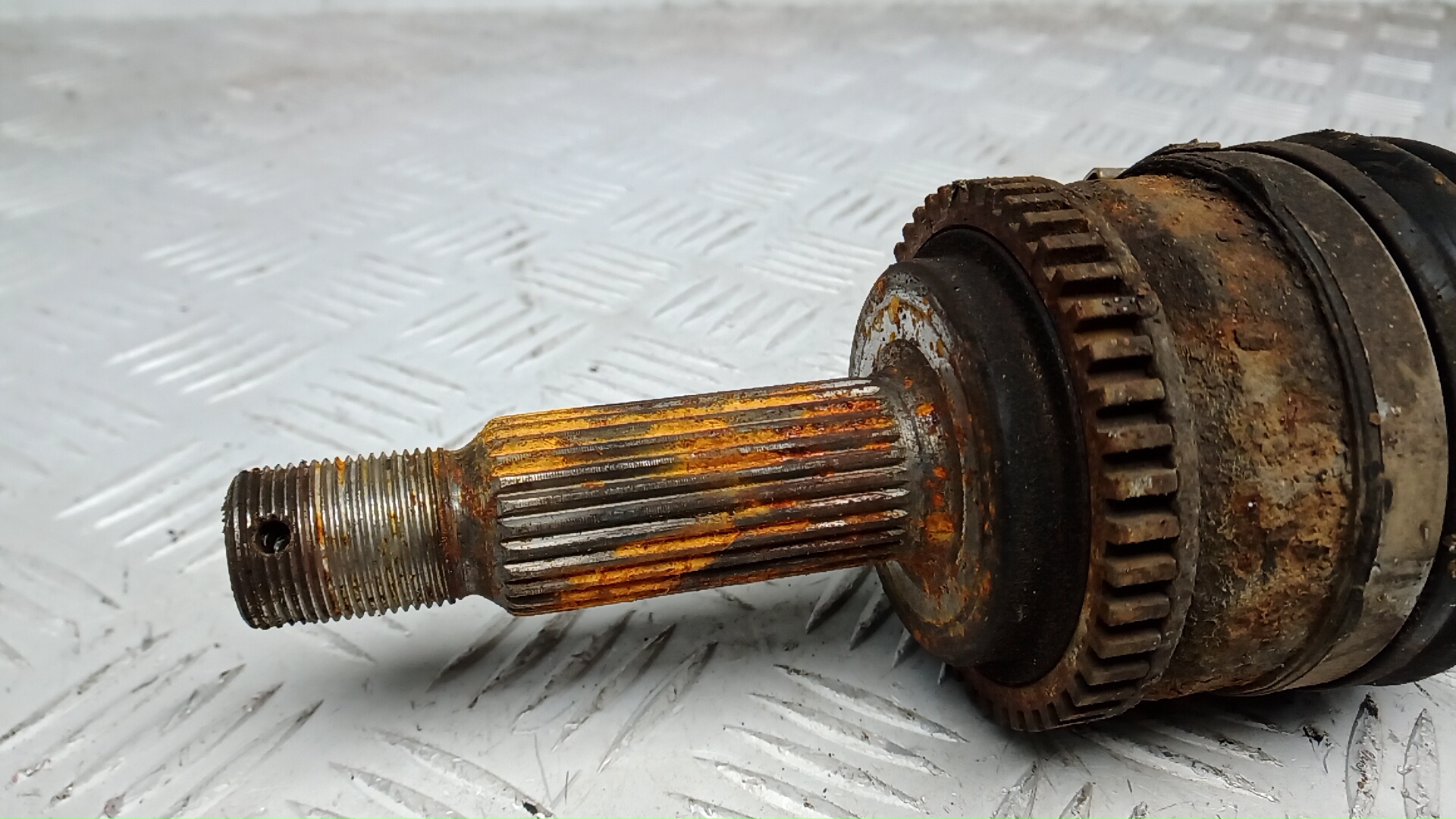 Полуось передняя левая