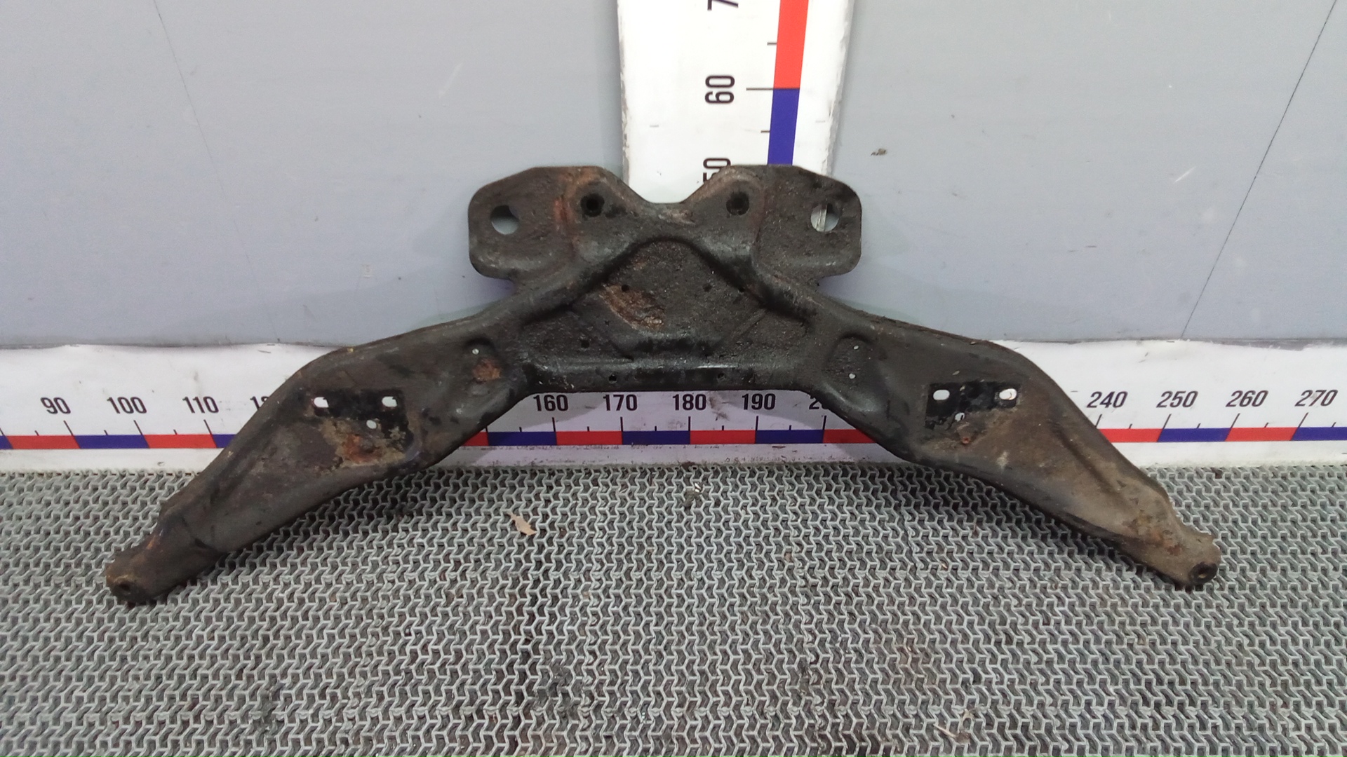 Балка передняя (крепление продольных тяг)