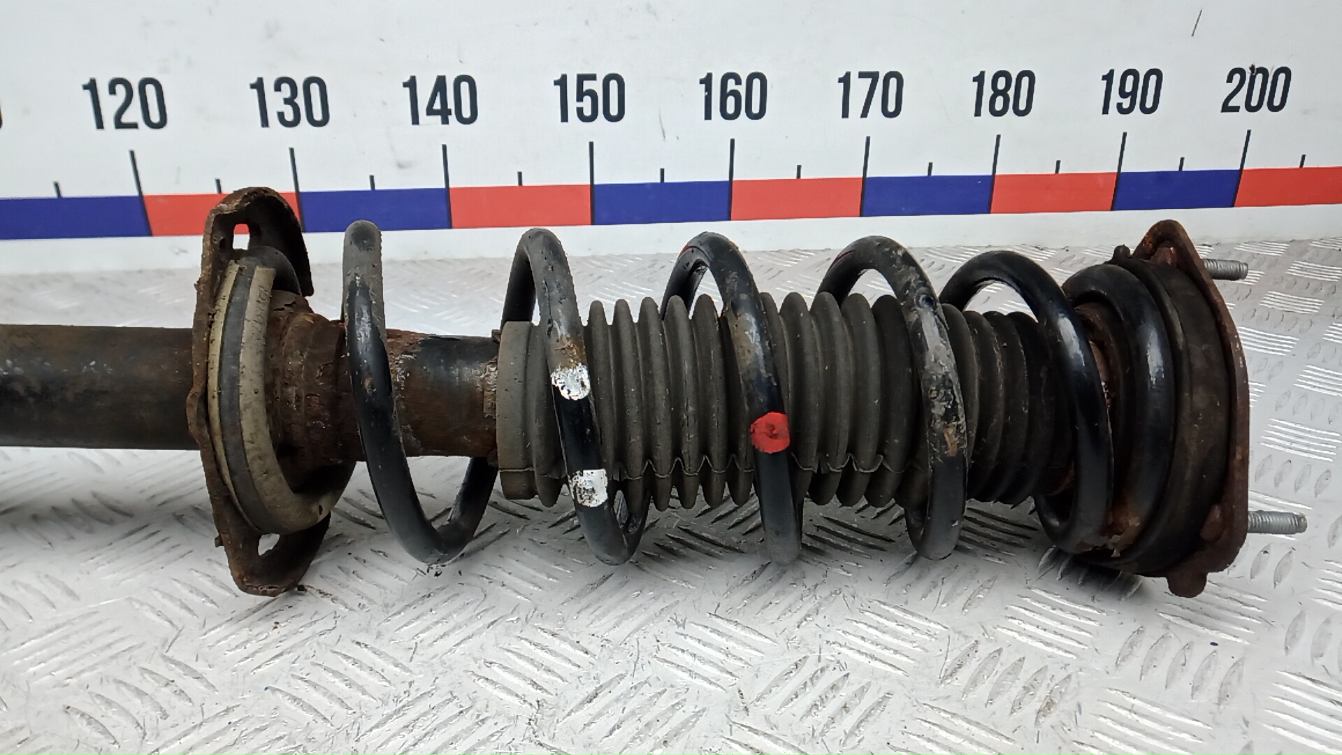 Амортизатор задний левый