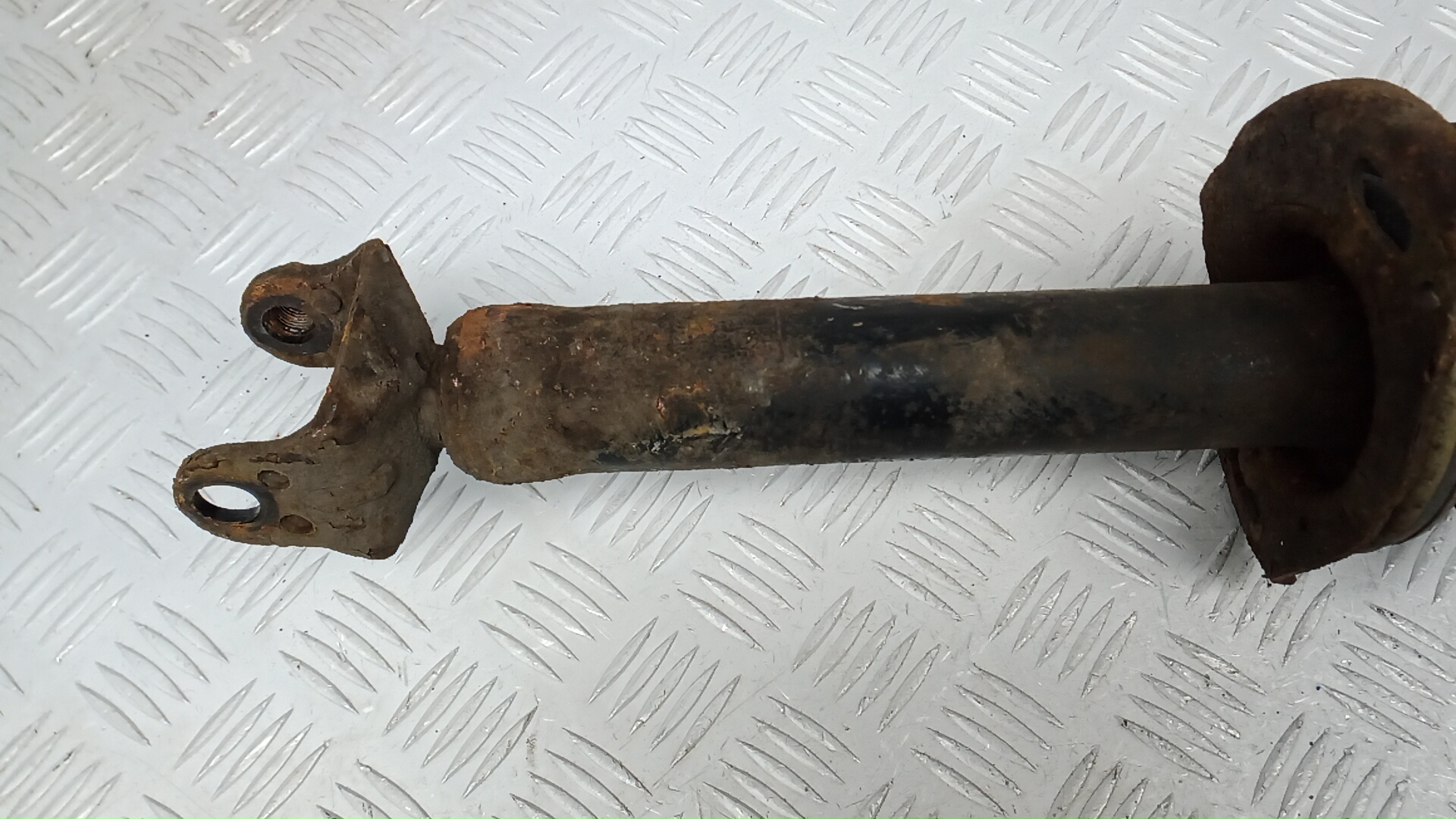 Амортизатор задний левый