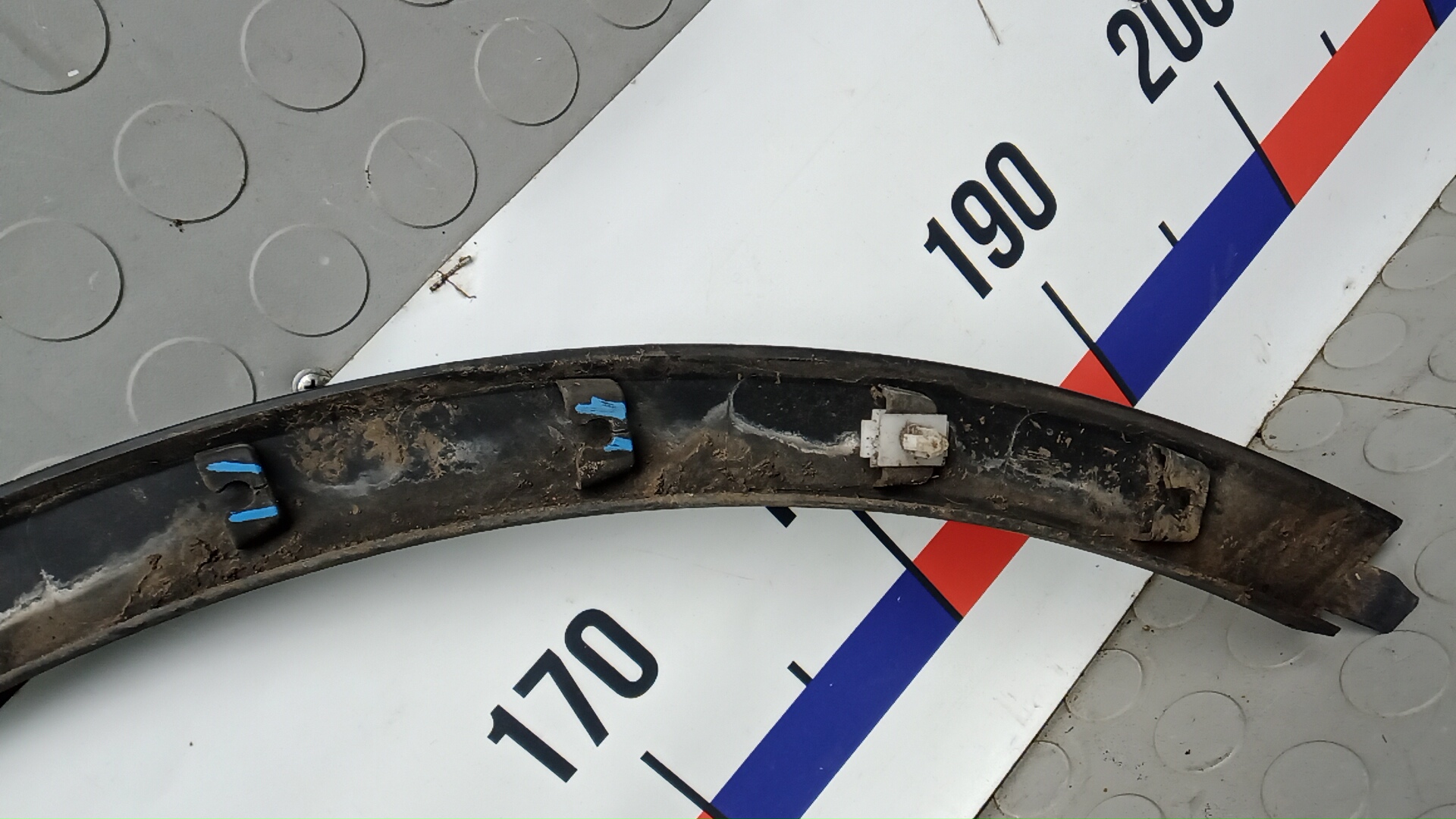 Накладка заднего крыла левого