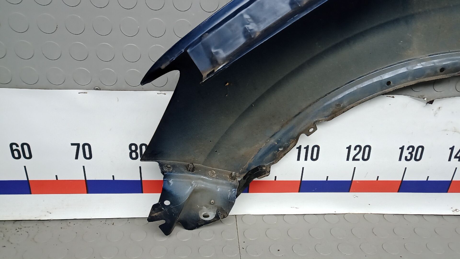 Крыло переднее правое