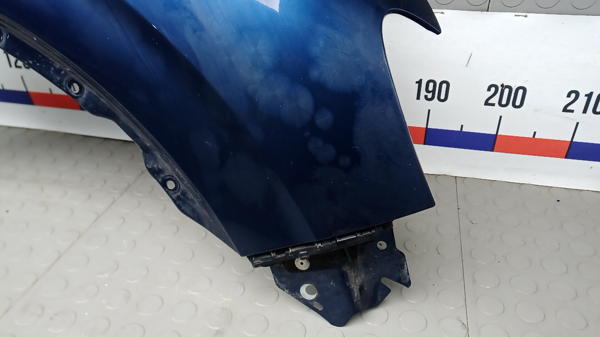 Крыло переднее правое