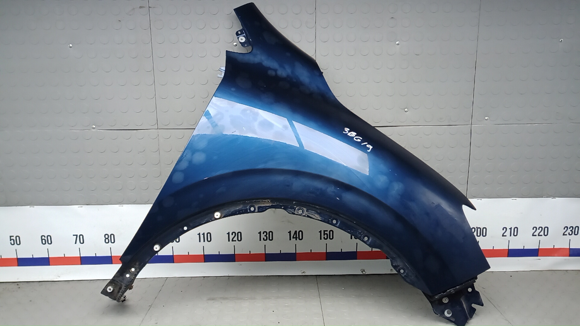 Крыло переднее правое