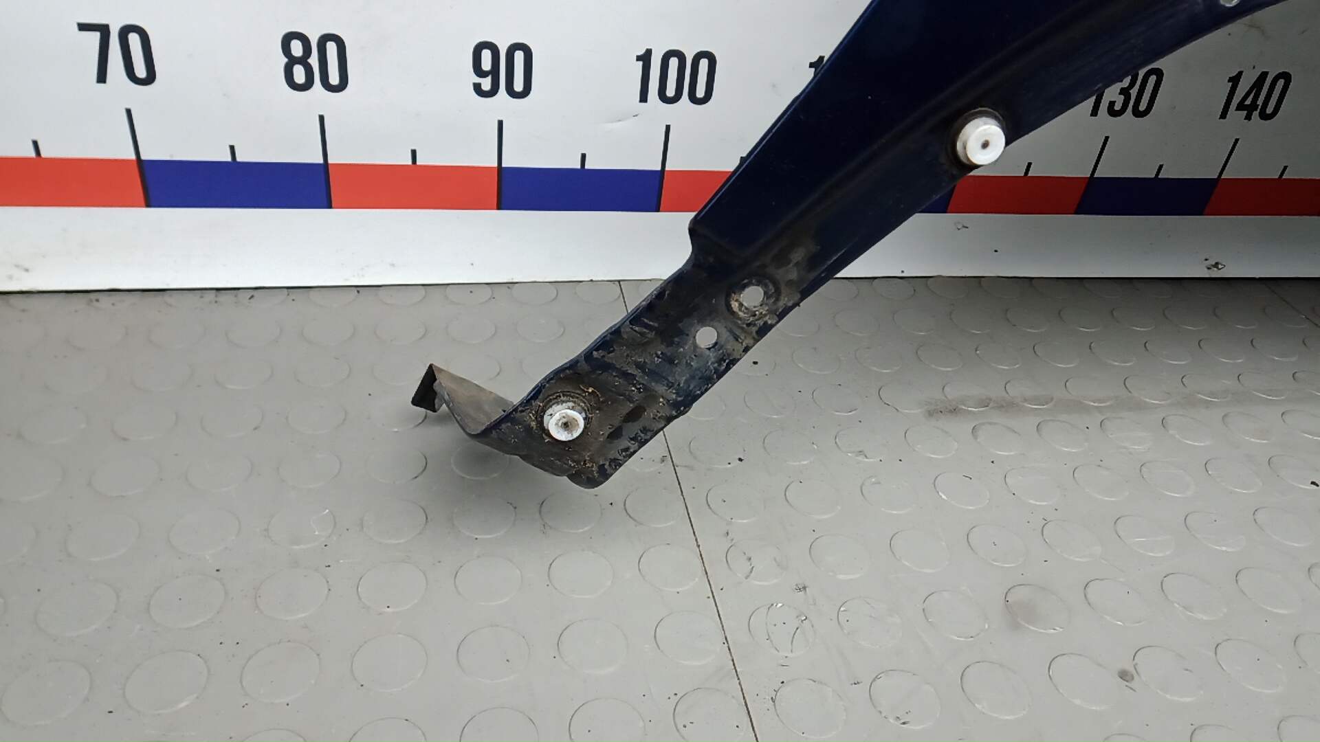 Крыло переднее правое