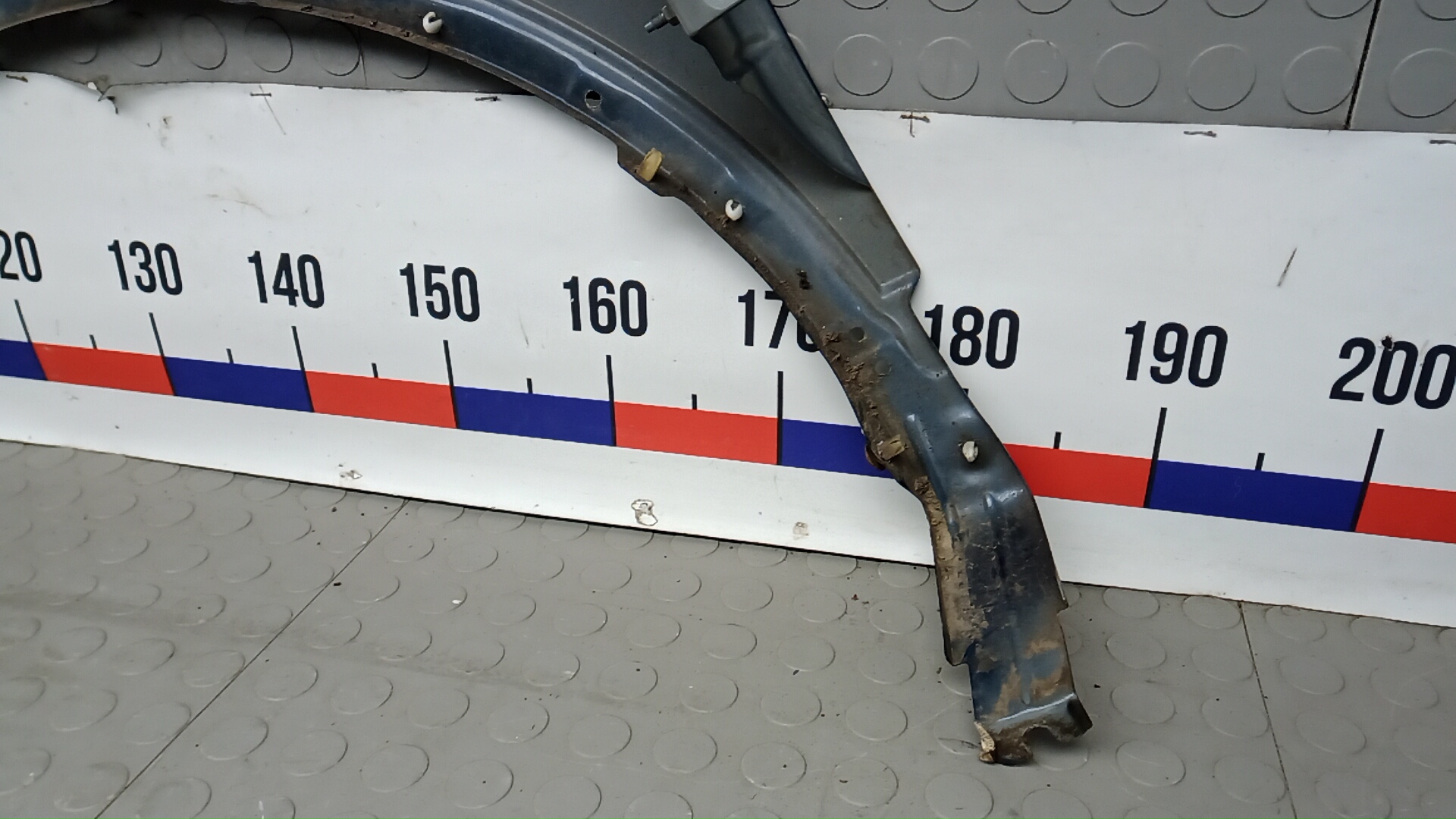 Крыло переднее правое