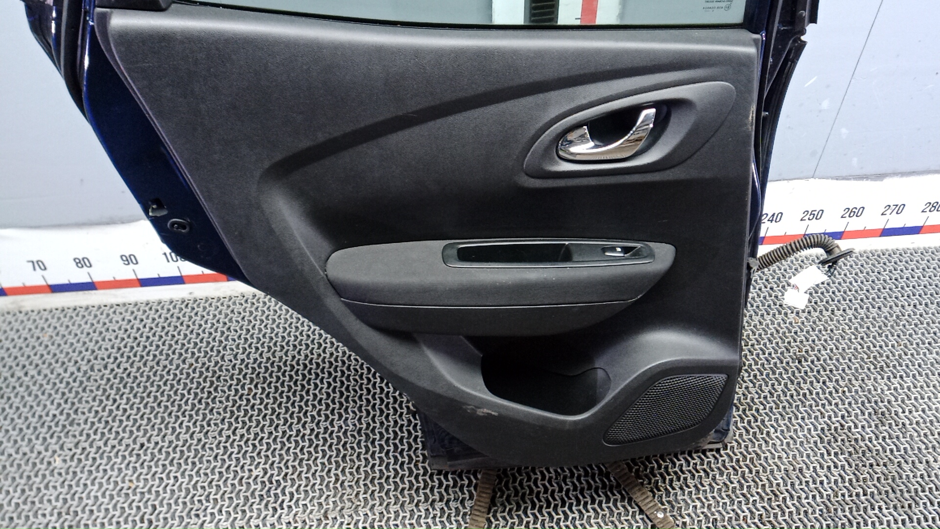 Дверь задняя левая