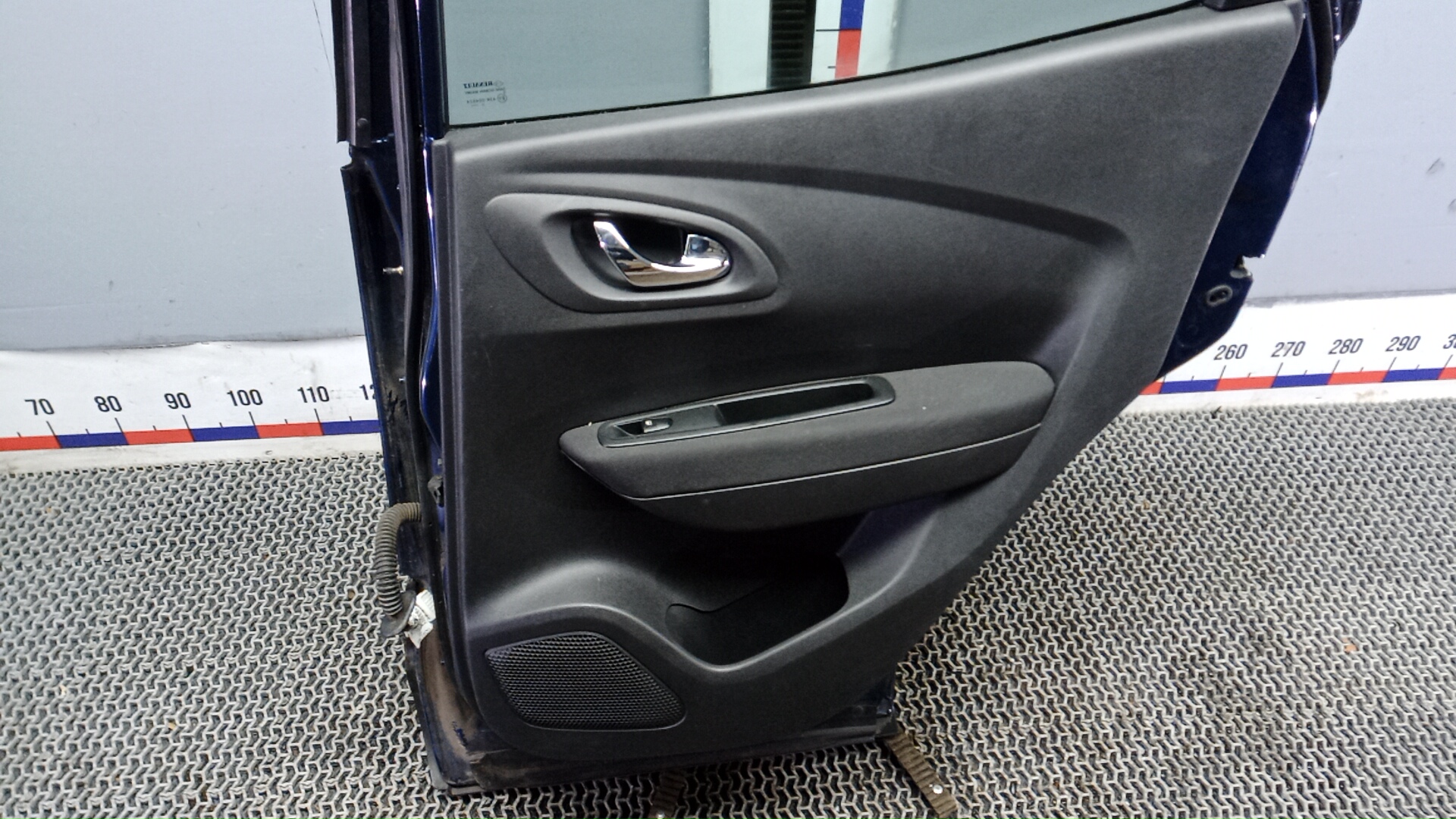 Дверь задняя правая