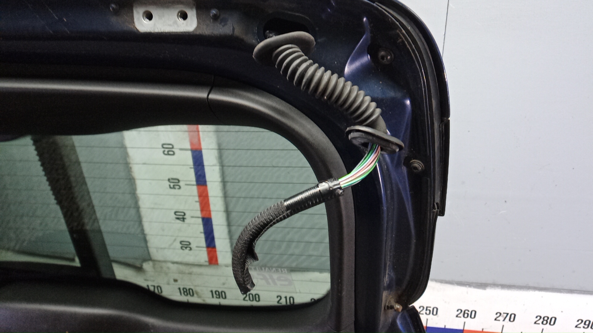 Дверь багажника