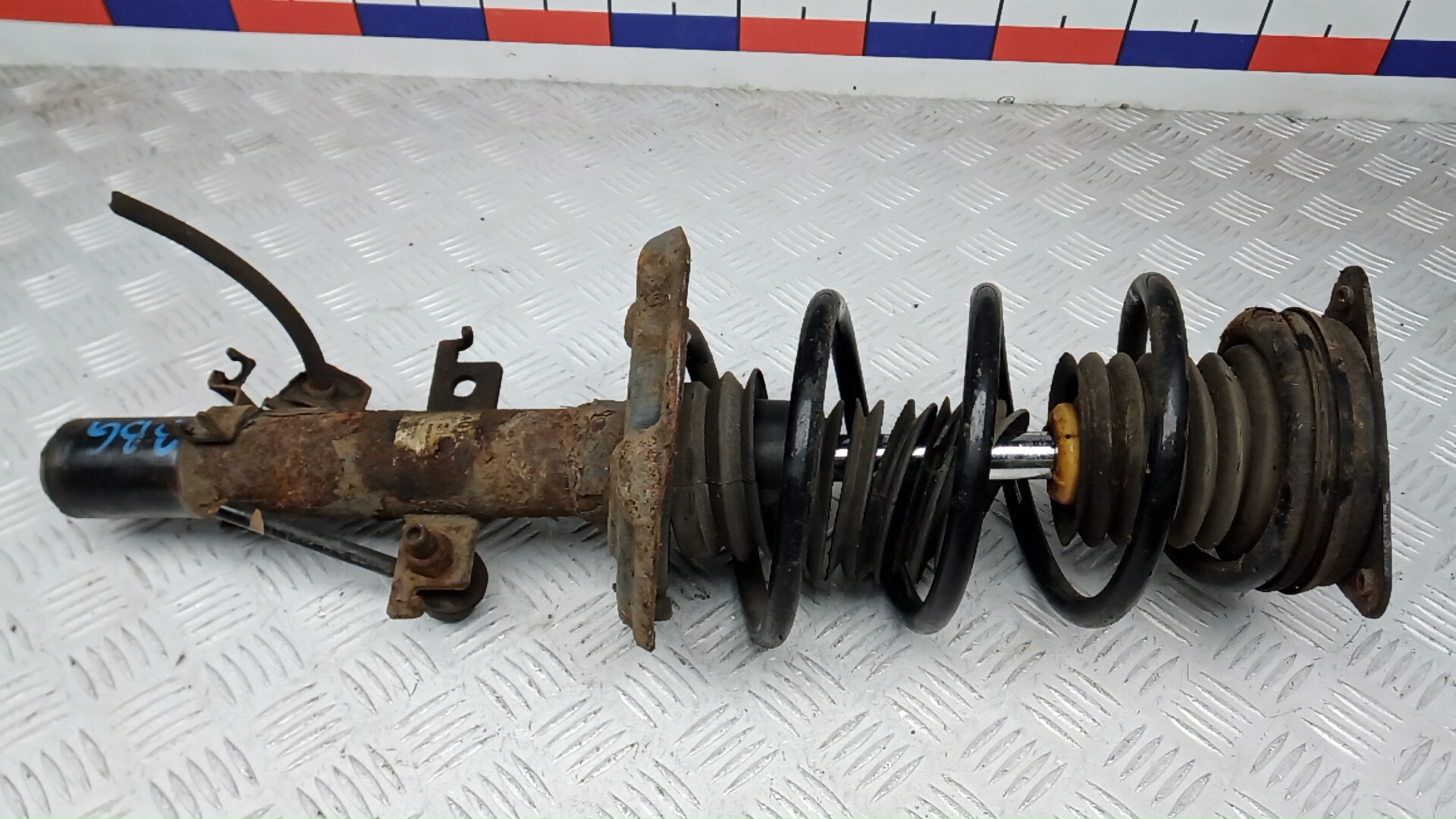 Амортизатор передний левый