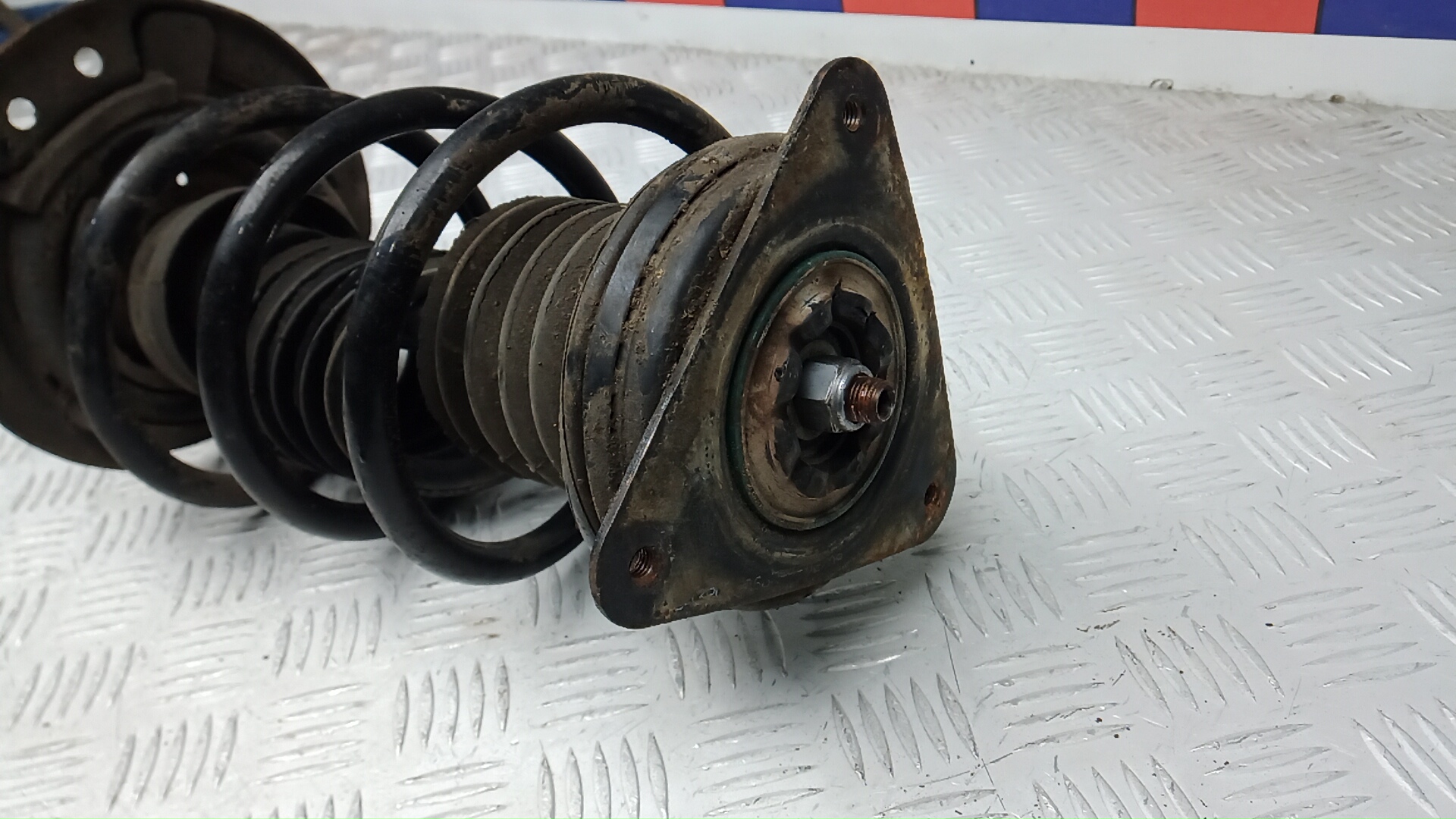 Амортизатор передний левый