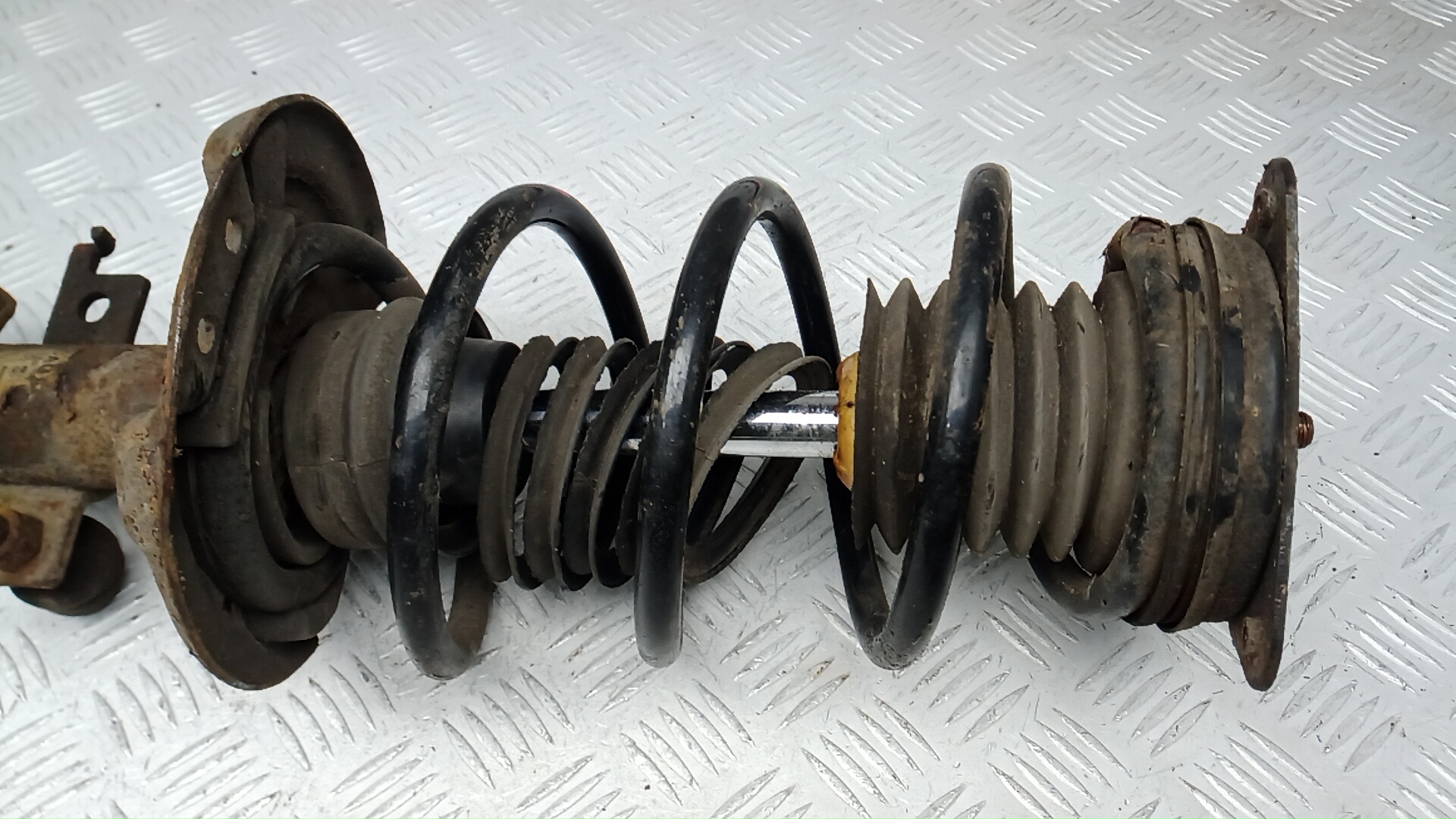 Амортизатор передний левый